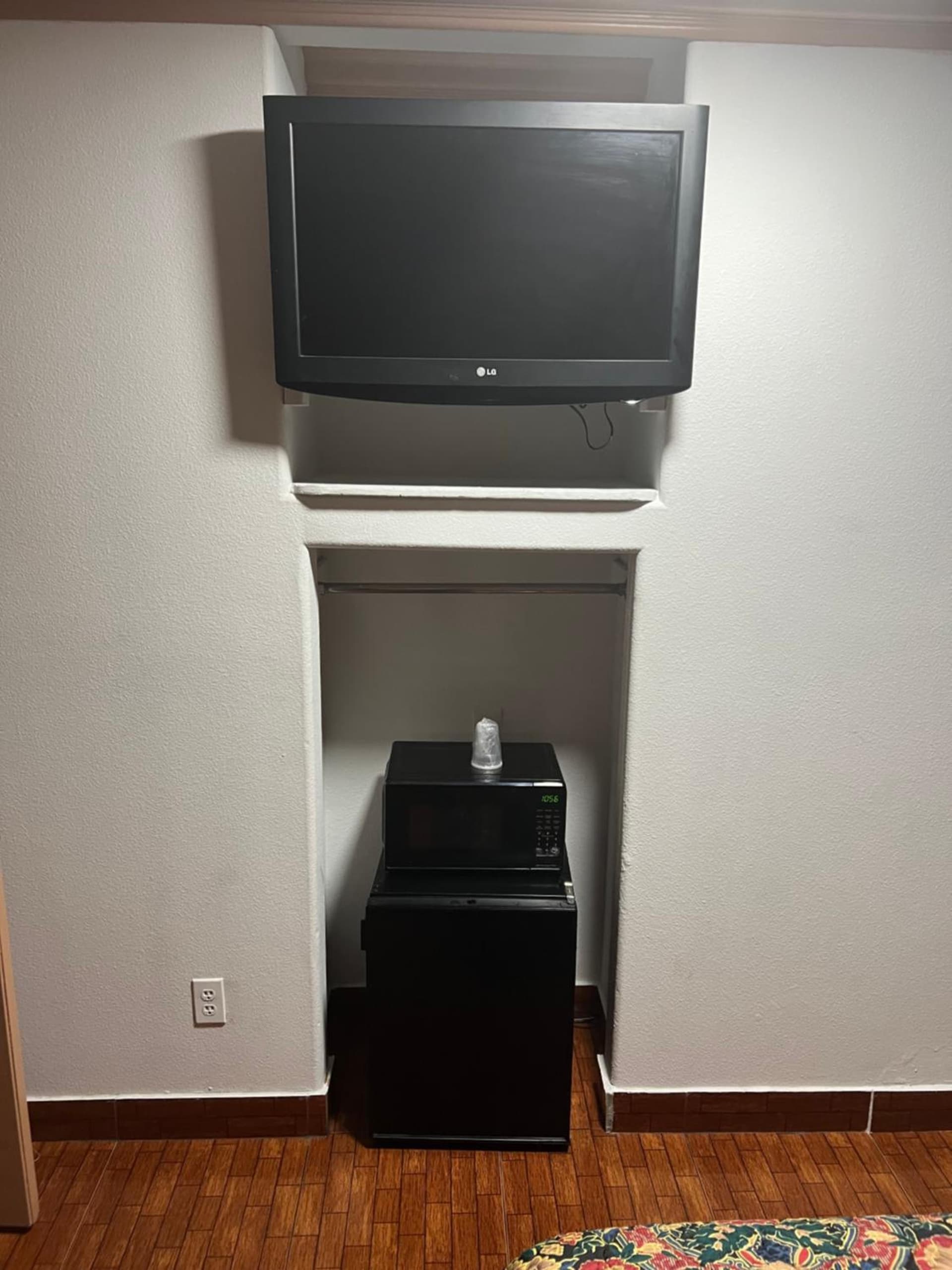 King Motel property views in Los Angeles, CA — gallery photo 3