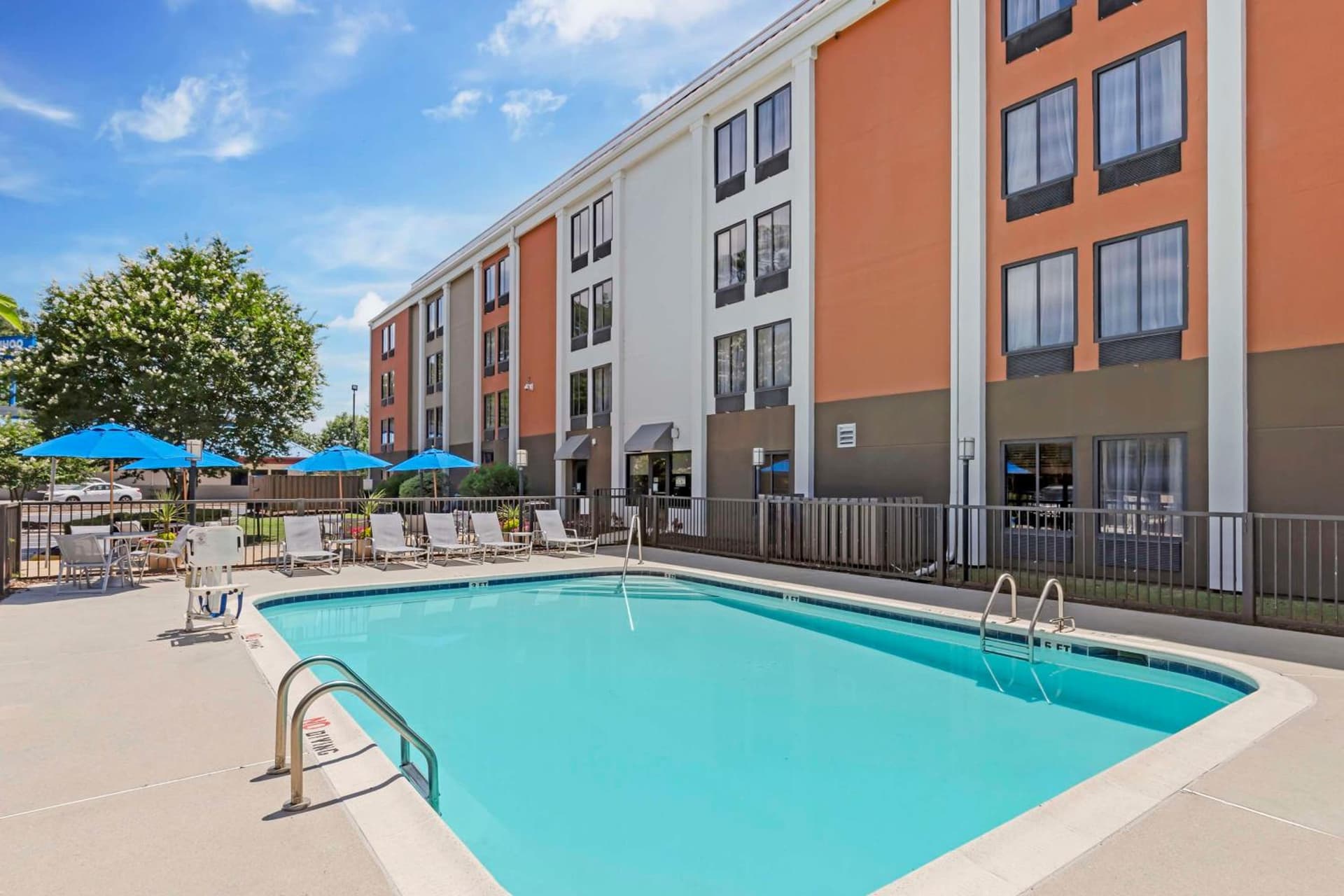 Best Western Plus Wilmington / Wrightsville Beach property views in Wilmington, NC — gallery photo 3
