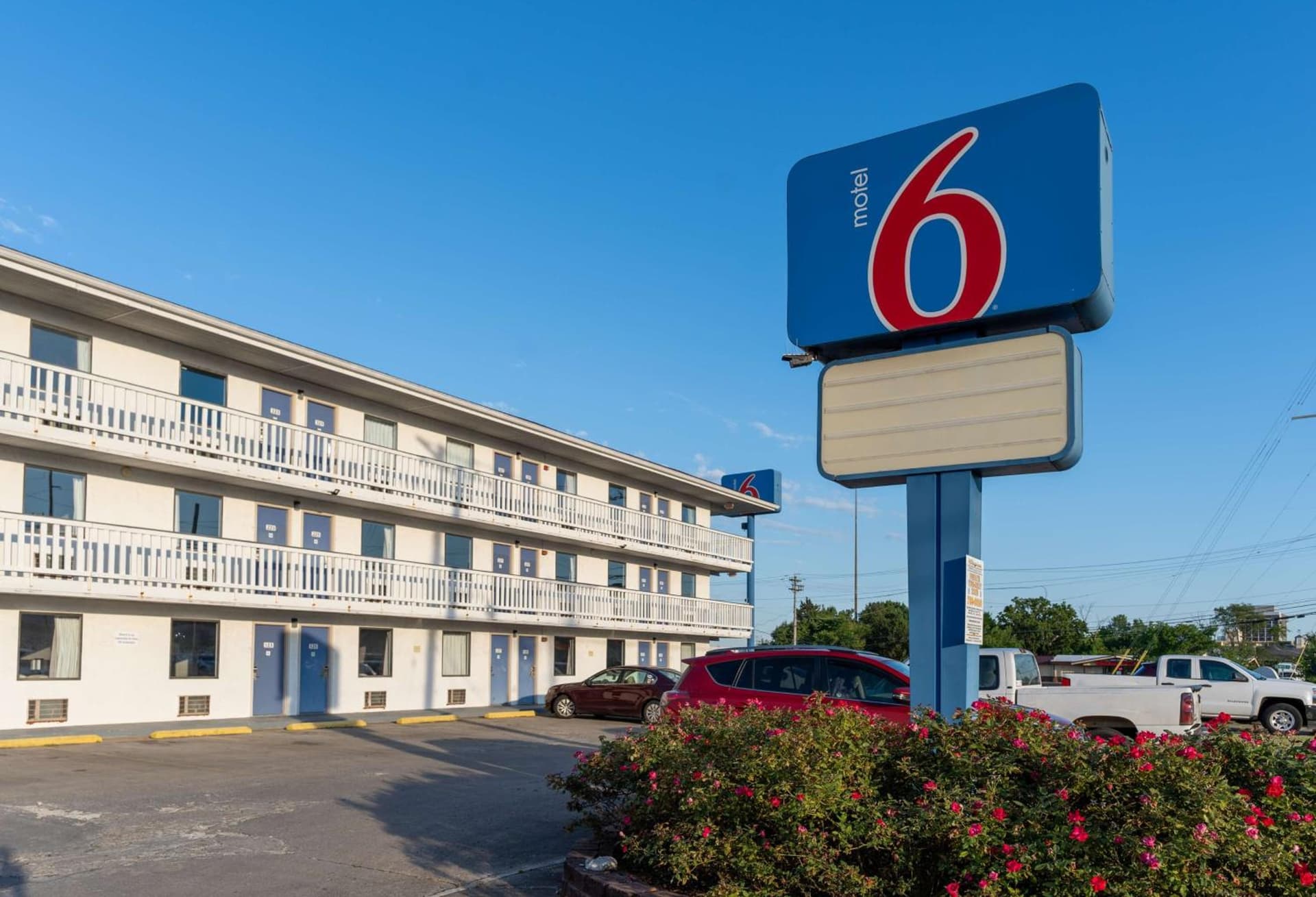 Motel 6-Cincinnati, OH featured exterior or lobby in Cincinnati, OH — similar hotel