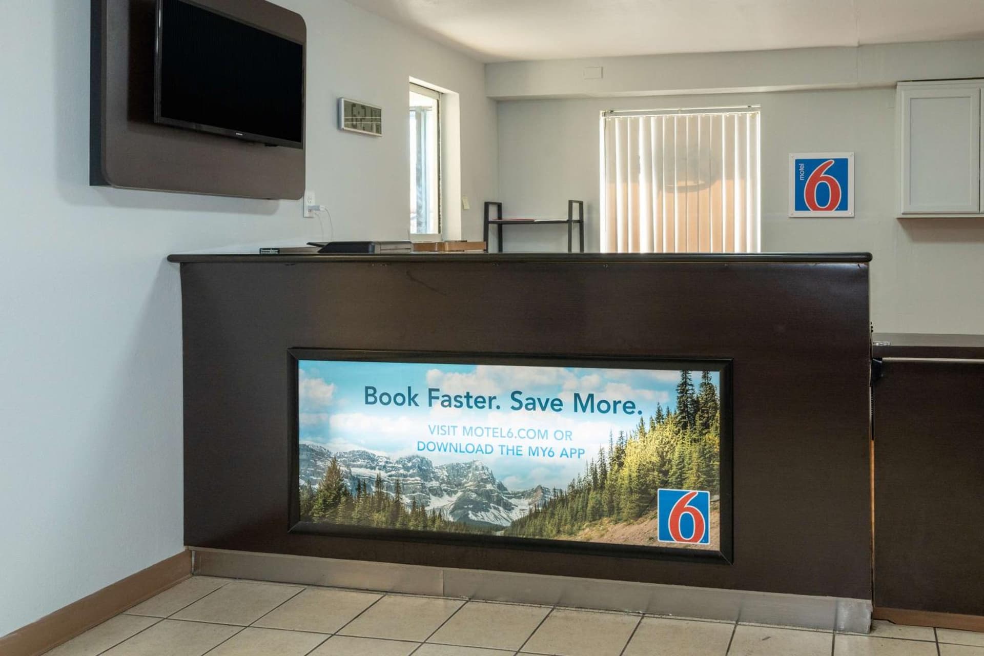 Motel 6-Cincinnati, OH interior in Cincinnati, OH — gallery photo 2