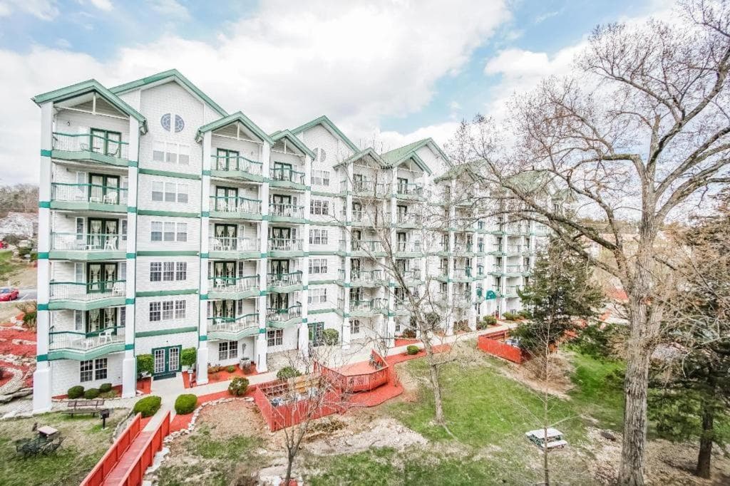 Surrey's Carriage Place Resort featured exterior or lobby in Branson, MO — similar hotel