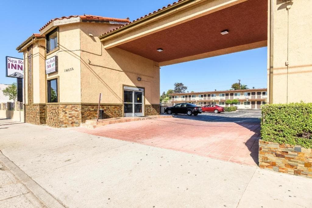 Sea Rock Inn - Los Angeles property views in Los Angeles, CA — gallery photo 3
