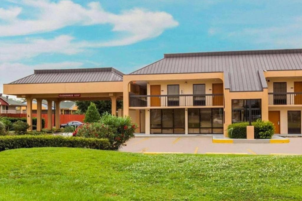 OYO Hotel Baton Rouge Mid City featured exterior or lobby in Baton Rouge, LA — similar hotel