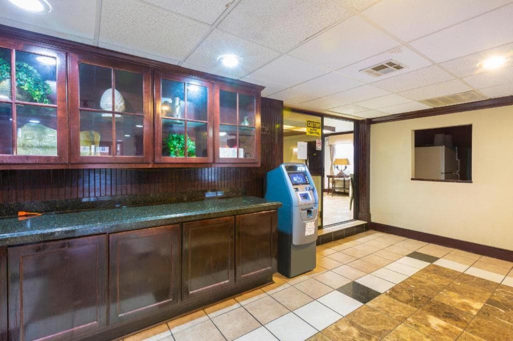 OYO Hotel Baton Rouge Mid City interior in Baton Rouge, LA — gallery photo 2