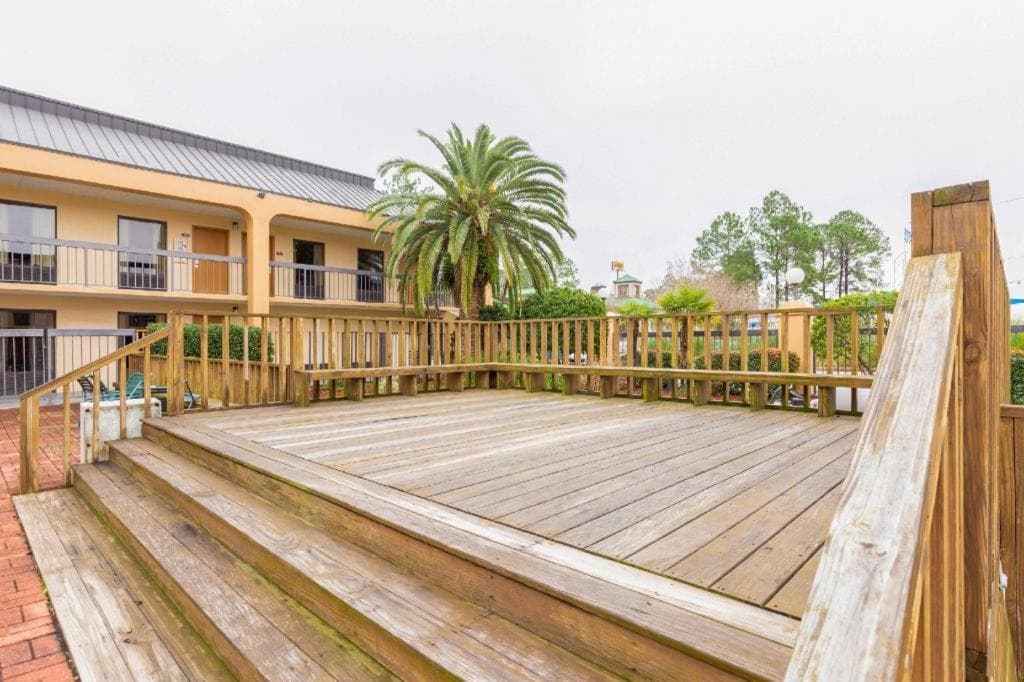 OYO Hotel Baton Rouge Mid City property views in Baton Rouge, LA — gallery photo 3