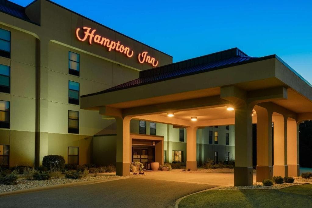 Hampton Inn Mount Vernon featured exterior or lobby in Mount Vernon, IL — similar hotel