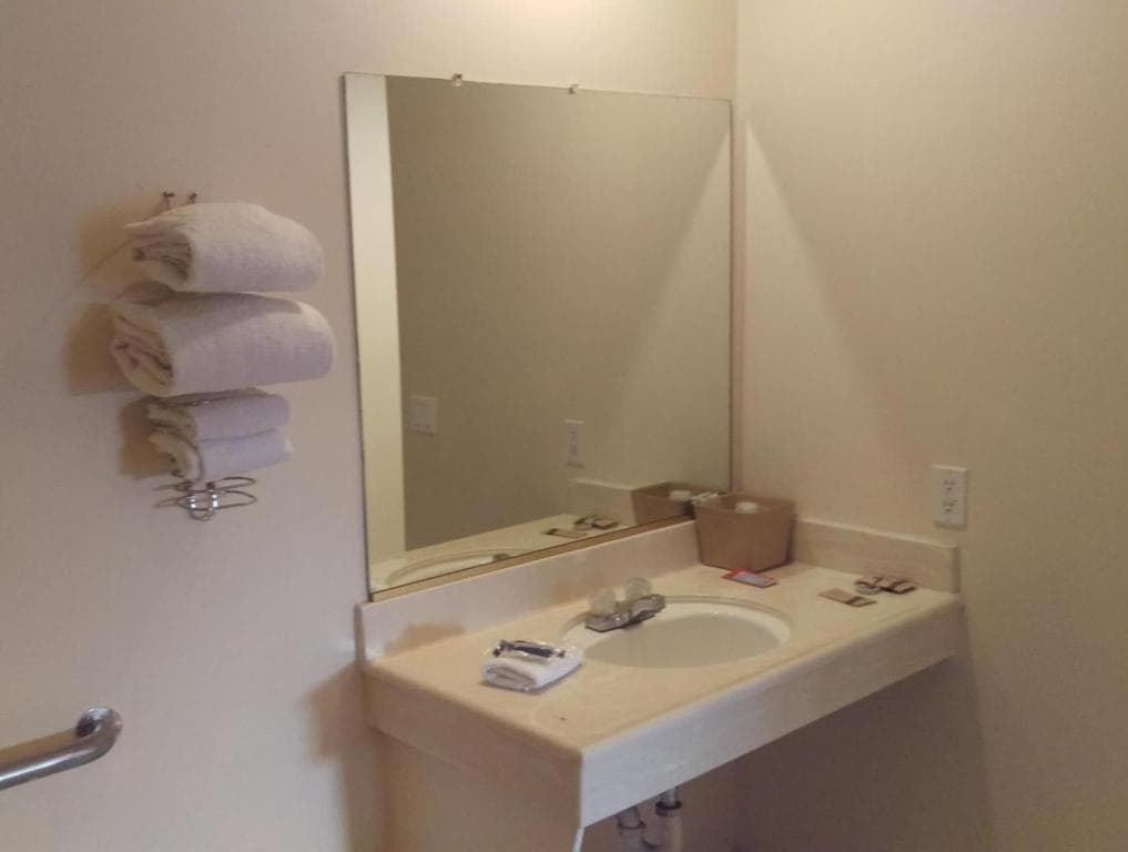 Days Inn by Wyndham Hemet gallery photo in Hemet, CA — image 21