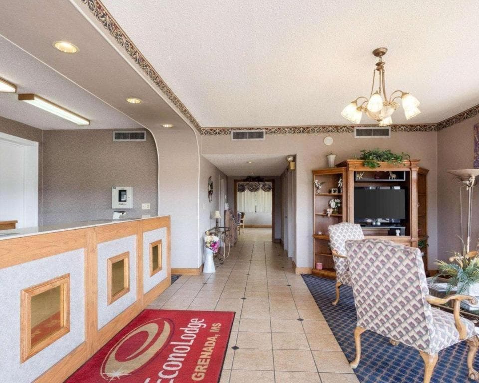 Econo Lodge interior in Grenada, MS — gallery photo 2