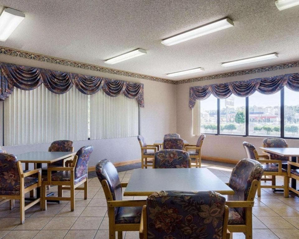 Econo Lodge property views in Grenada, MS — gallery photo 3