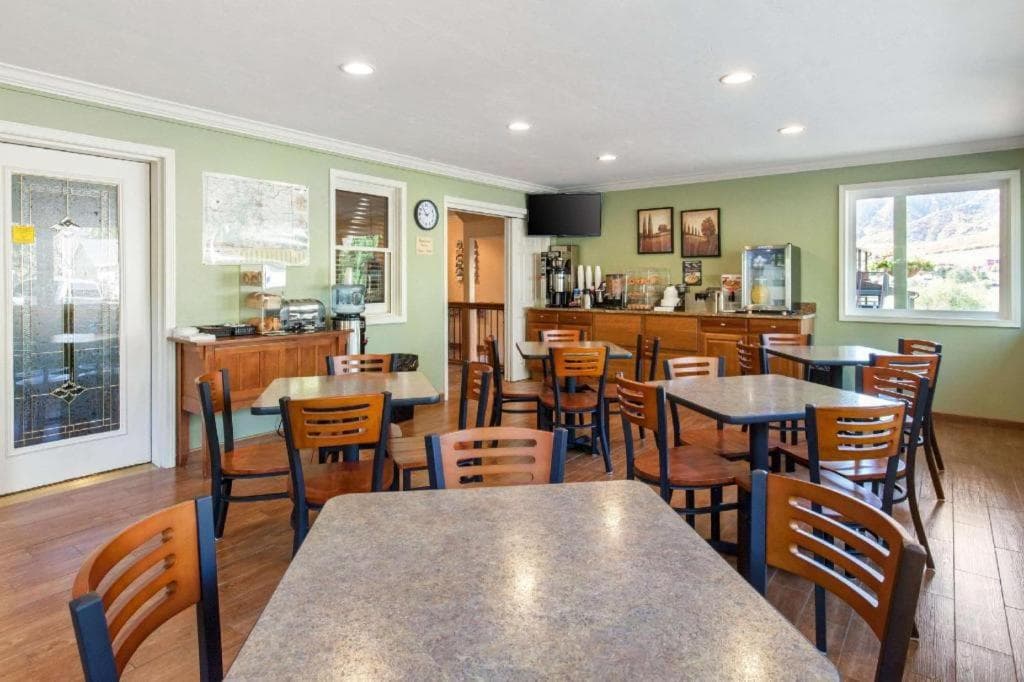 Rodeway Inn property views in Glenwood Springs, CO — gallery photo 3