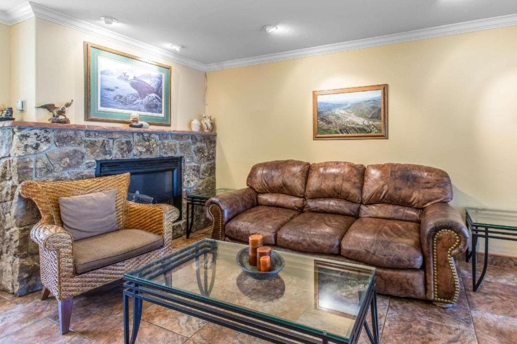 Rodeway Inn interior in Glenwood Springs, CO — gallery photo 2