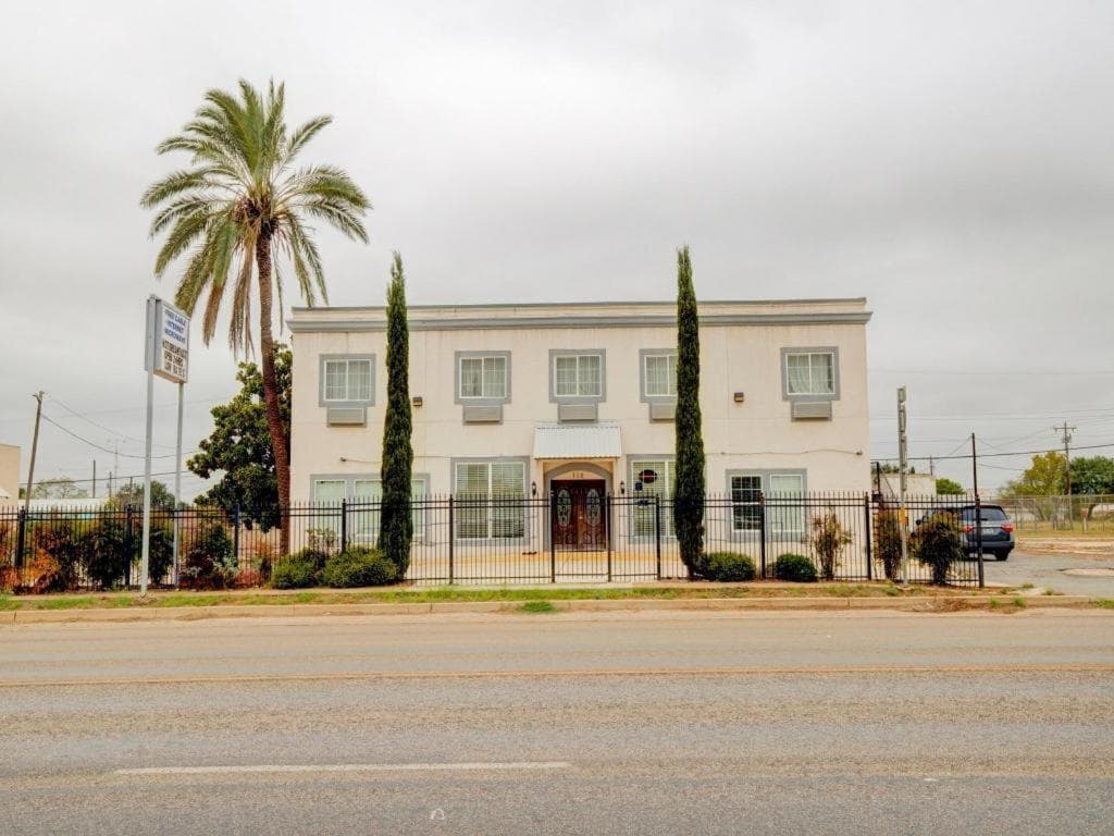 Hotel O Dilley Main St TX featured exterior or lobby in Dilley, TX — similar hotel