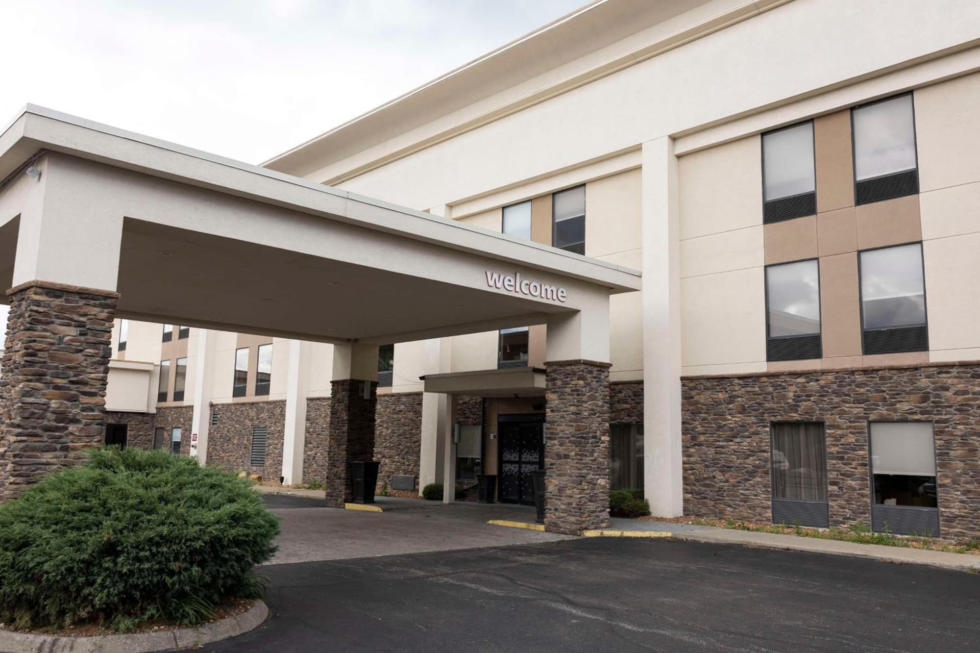 Hampton Inn Kent/Akron Area interior in Kent, OH — gallery photo 2