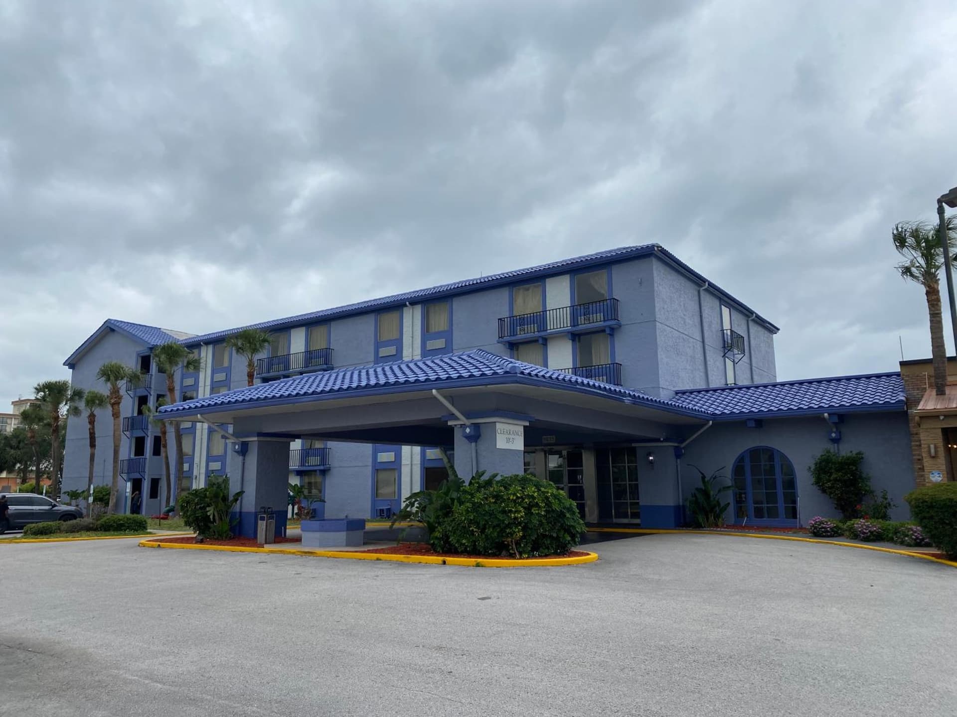 Monumental Movieland Hotel interior in Orlando, FL — gallery photo 2