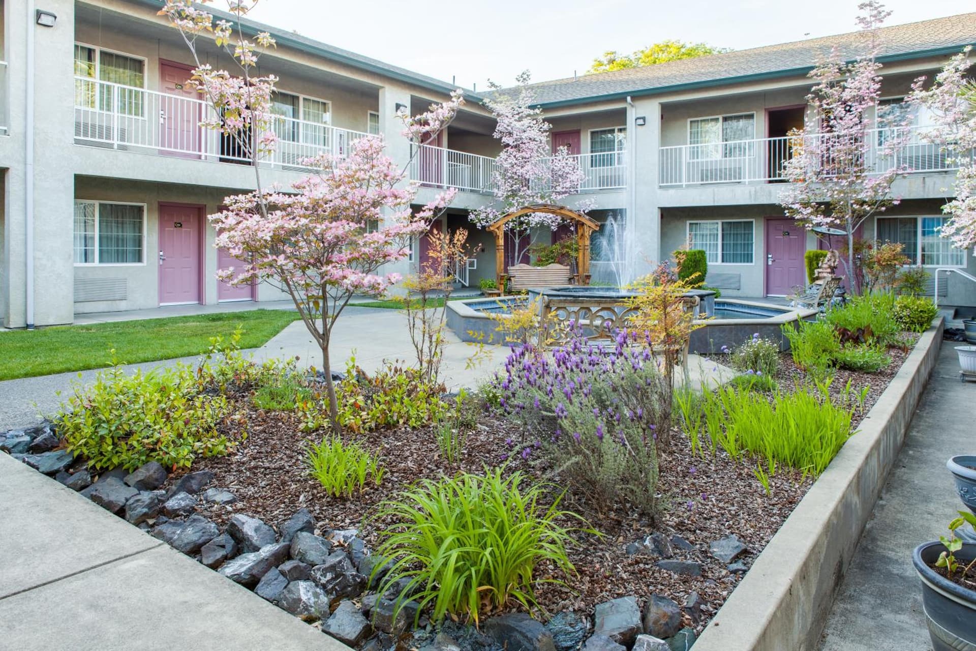 Creekside Inn & Suites property views in Willits, CA — gallery photo 3