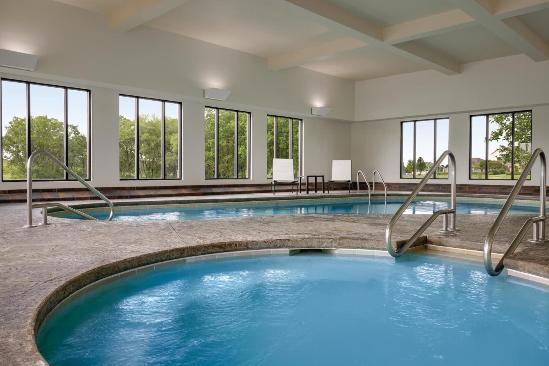 La Quinta Inn & Suites by Wyndham Springfield Airport Rte 66 interior in Springfield, MO — gallery photo 2