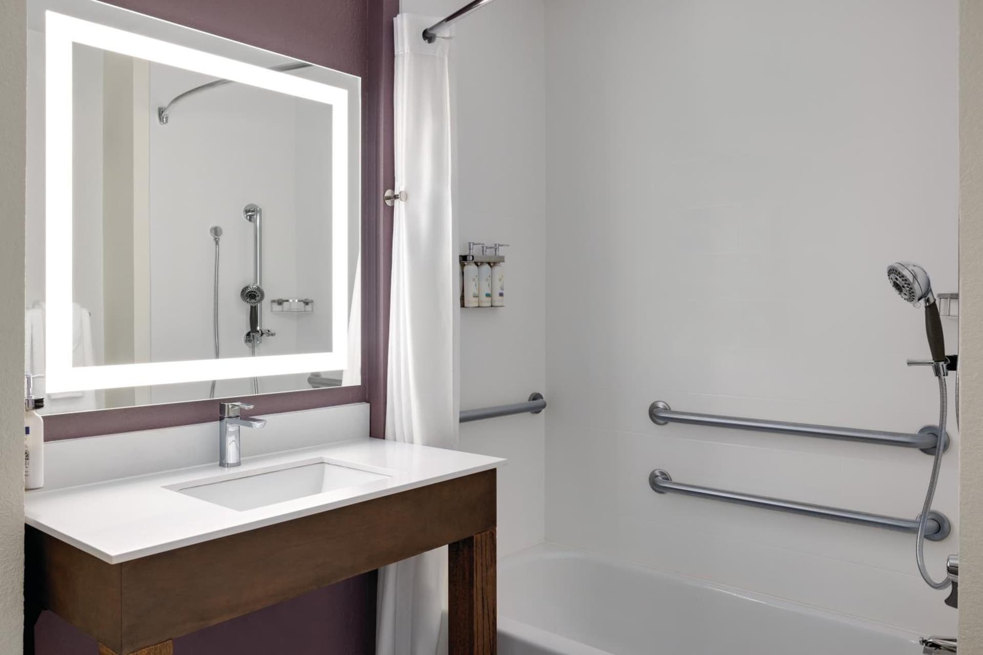 La Quinta Inn & Suites by Wyndham Springfield Airport Rte 66 gallery photo in Springfield, MO — image 25