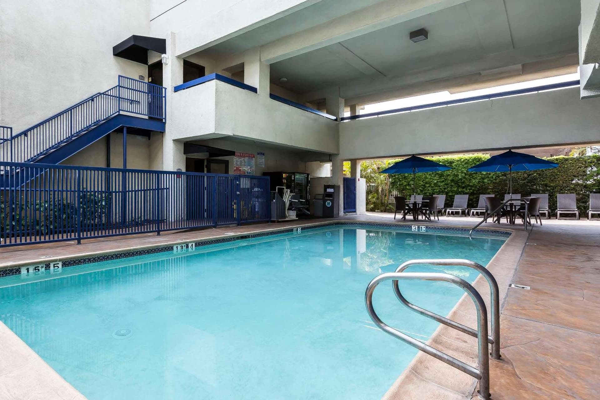 Quality Inn & Suites Los Angeles Airport - Stadium District interior in Inglewood, CA — gallery photo 2