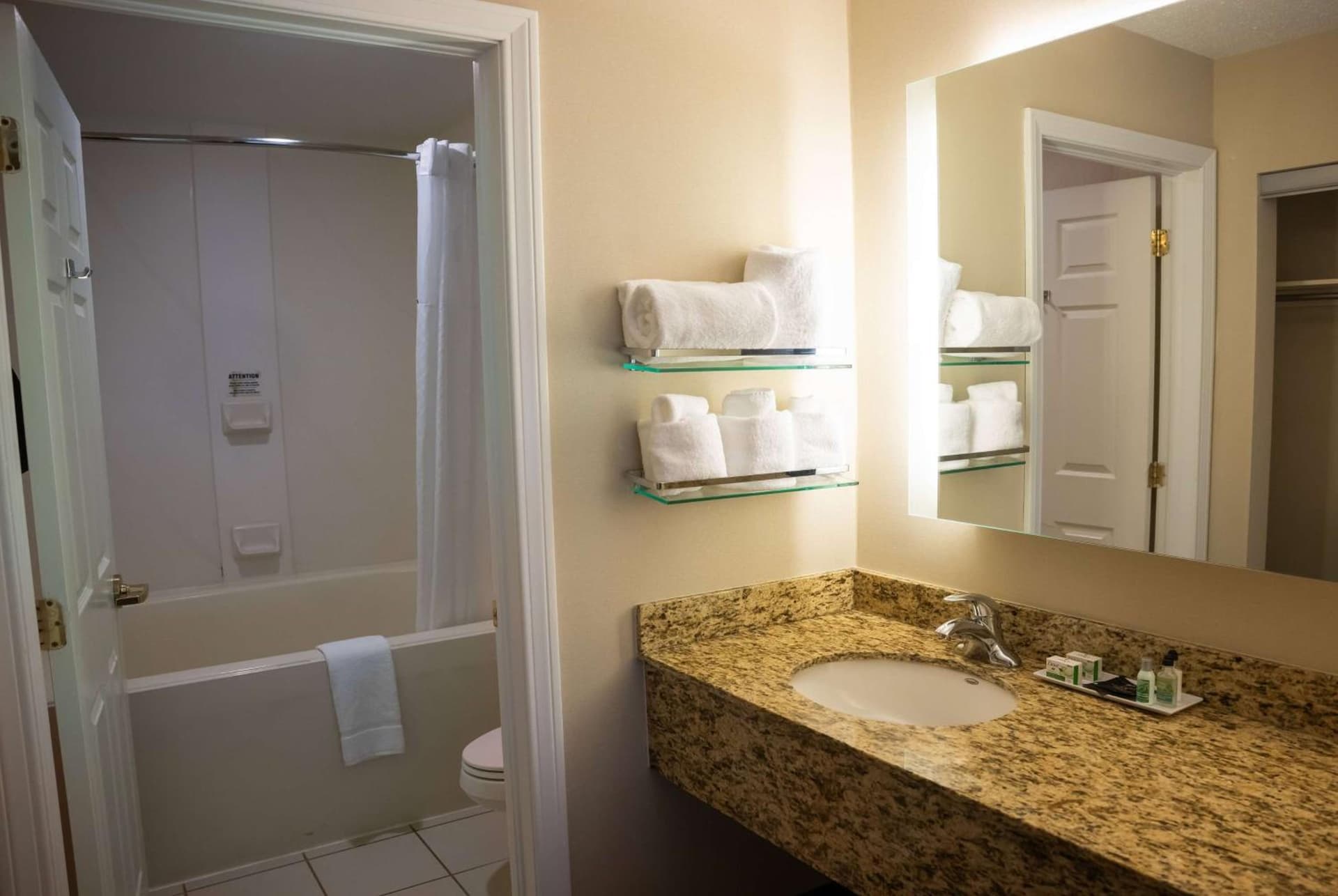 Hawthorn Suites by Wyndham Erie gallery photo in Erie, PA — image 28