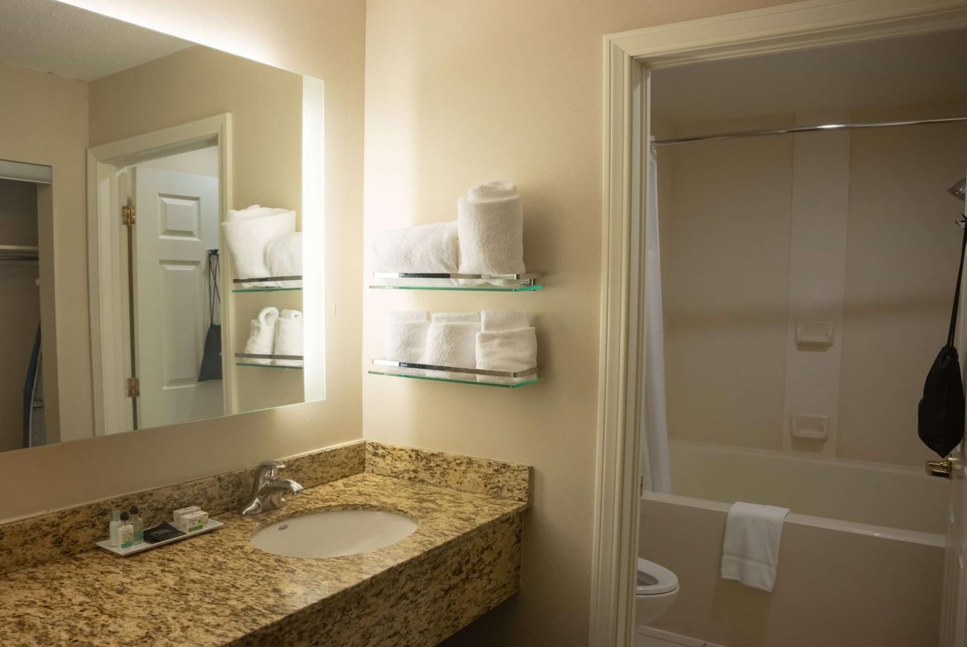 Hawthorn Suites by Wyndham Erie gallery photo in Erie, PA — image 24