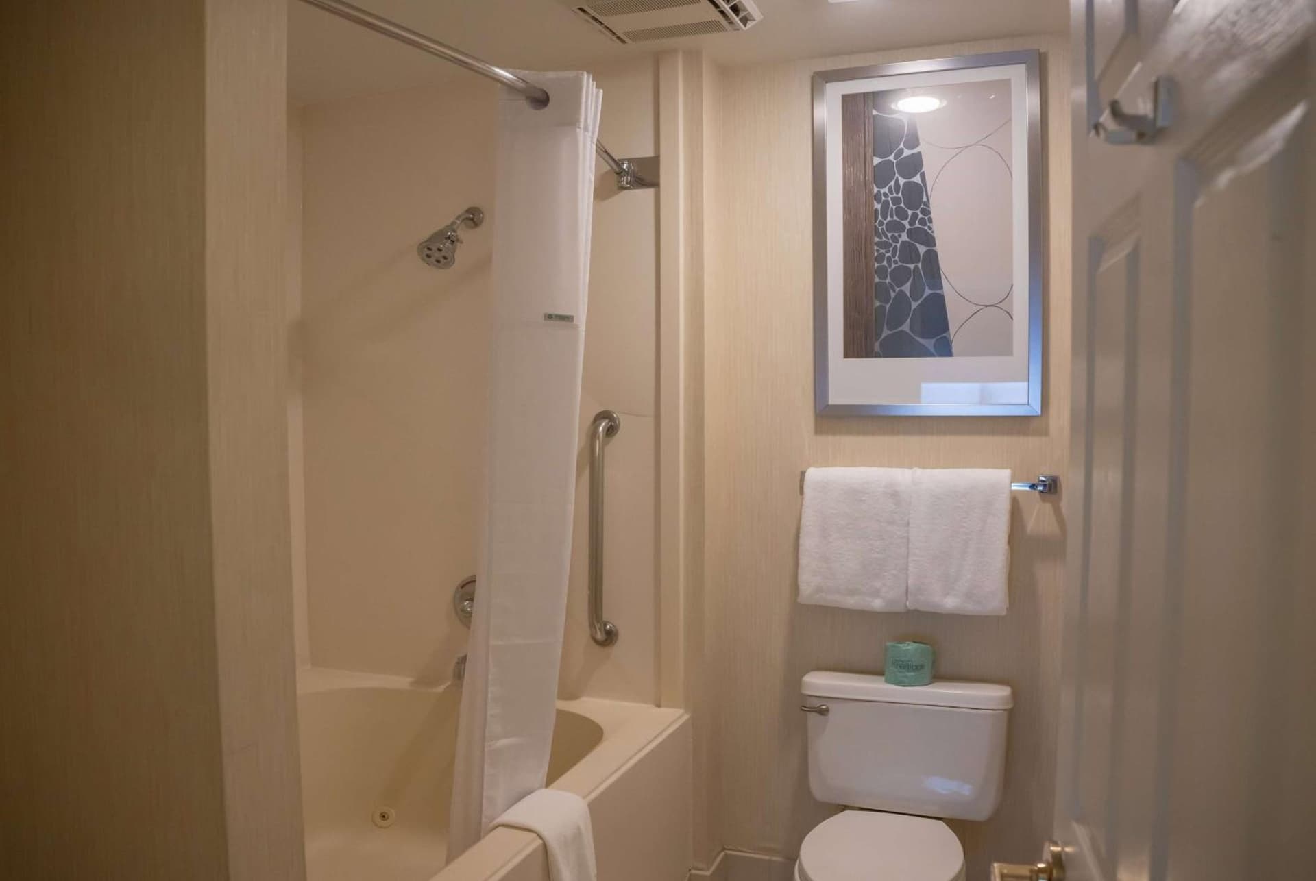 Hawthorn Suites by Wyndham Erie gallery photo in Erie, PA — image 6
