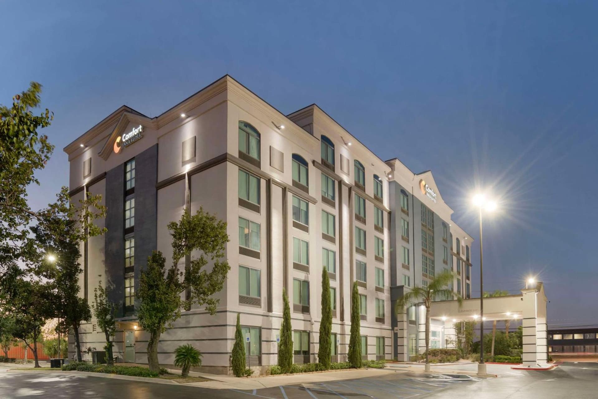 Comfort Inn & Suites New Orleans Airport North interior in Kenner, LA — gallery photo 2