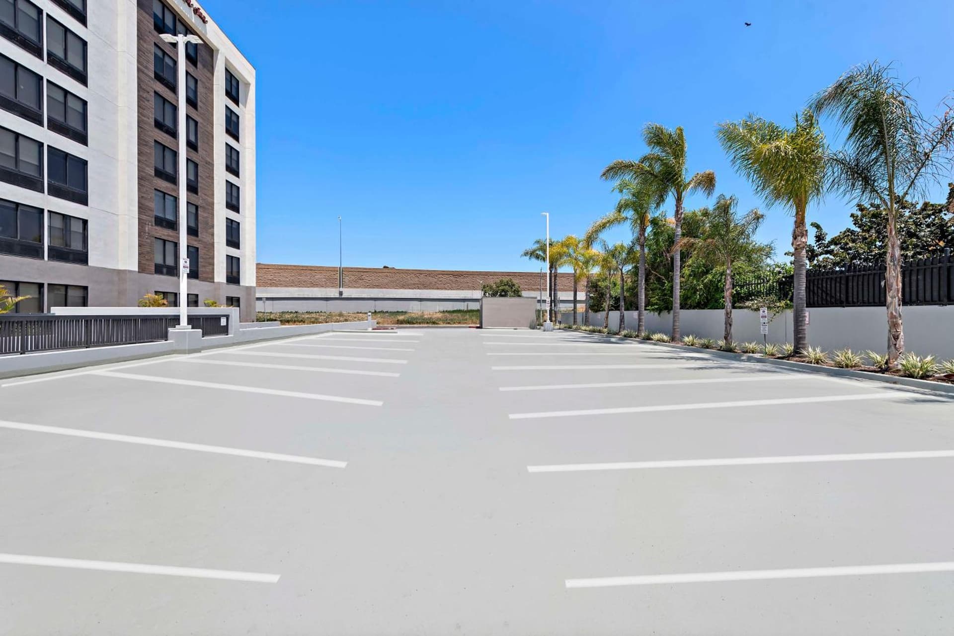 Hampton Inn by Hilton Los Angeles Airport LAX gallery photo in Los Angeles, CA — image 6