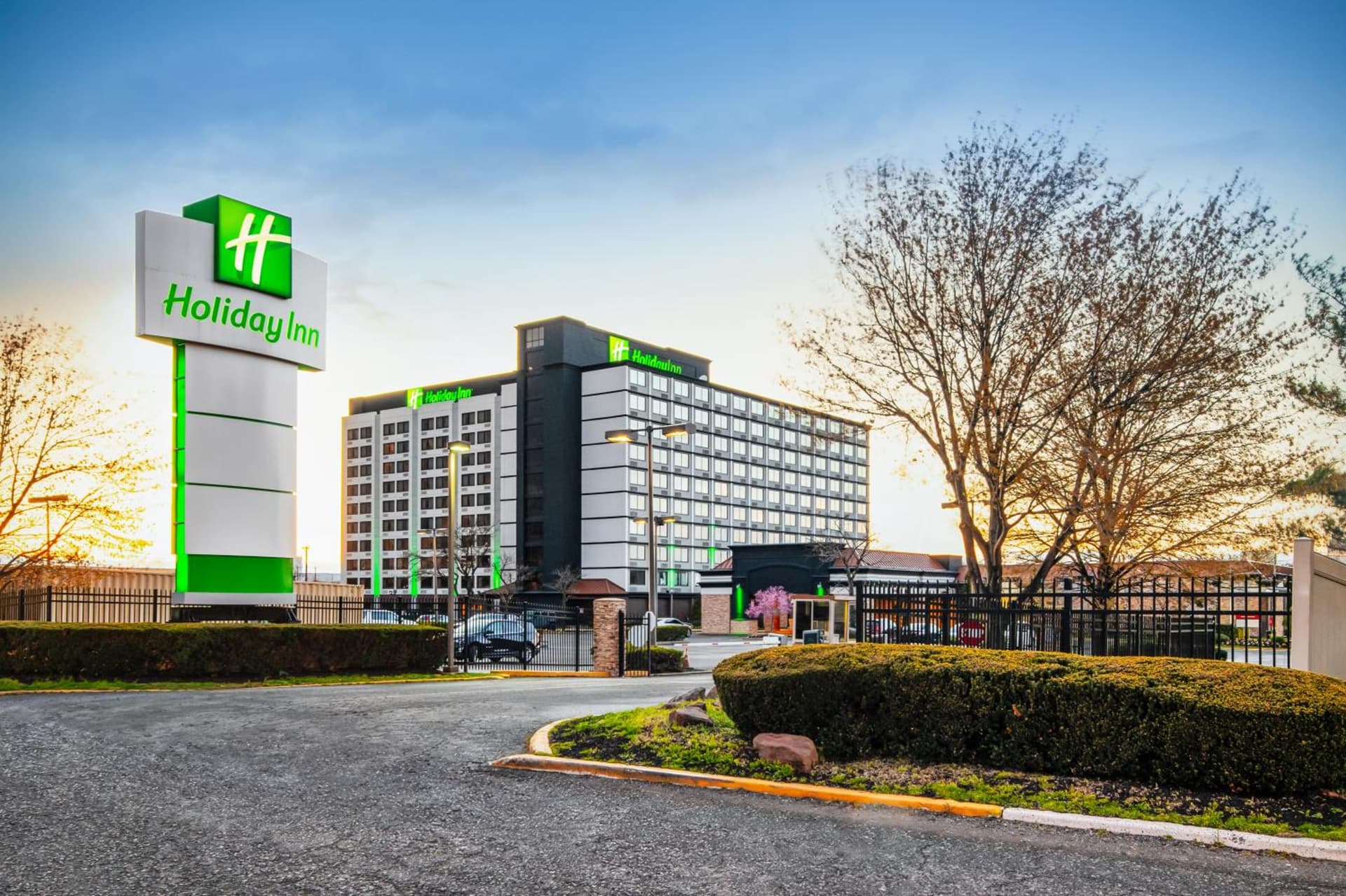 Holiday Inn Newark International Airport interior in Newark, NJ — gallery photo 2