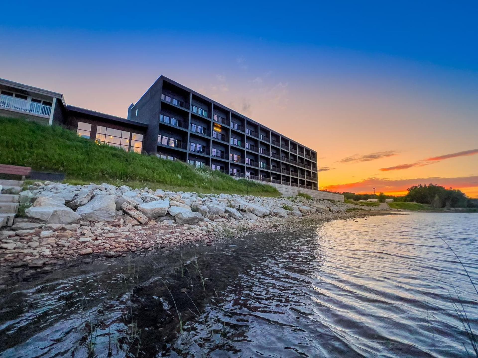 Terrace Bay Hotel - Lakefront interior in Escanaba, MI — gallery photo 2