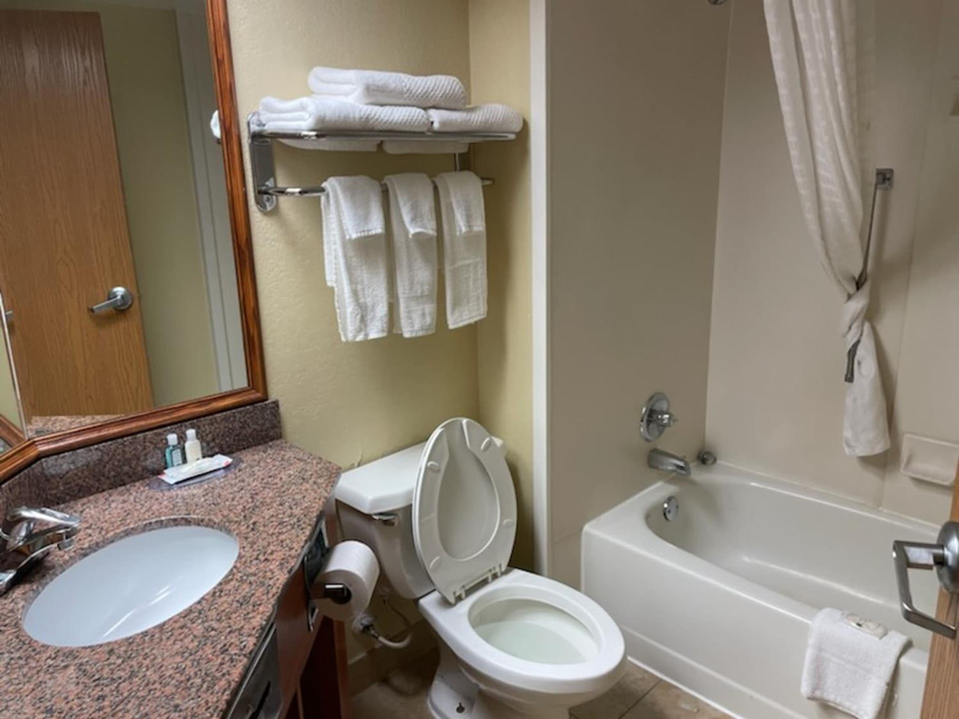 Quality Inn & Suites gallery photo in Saginaw, MI — image 47