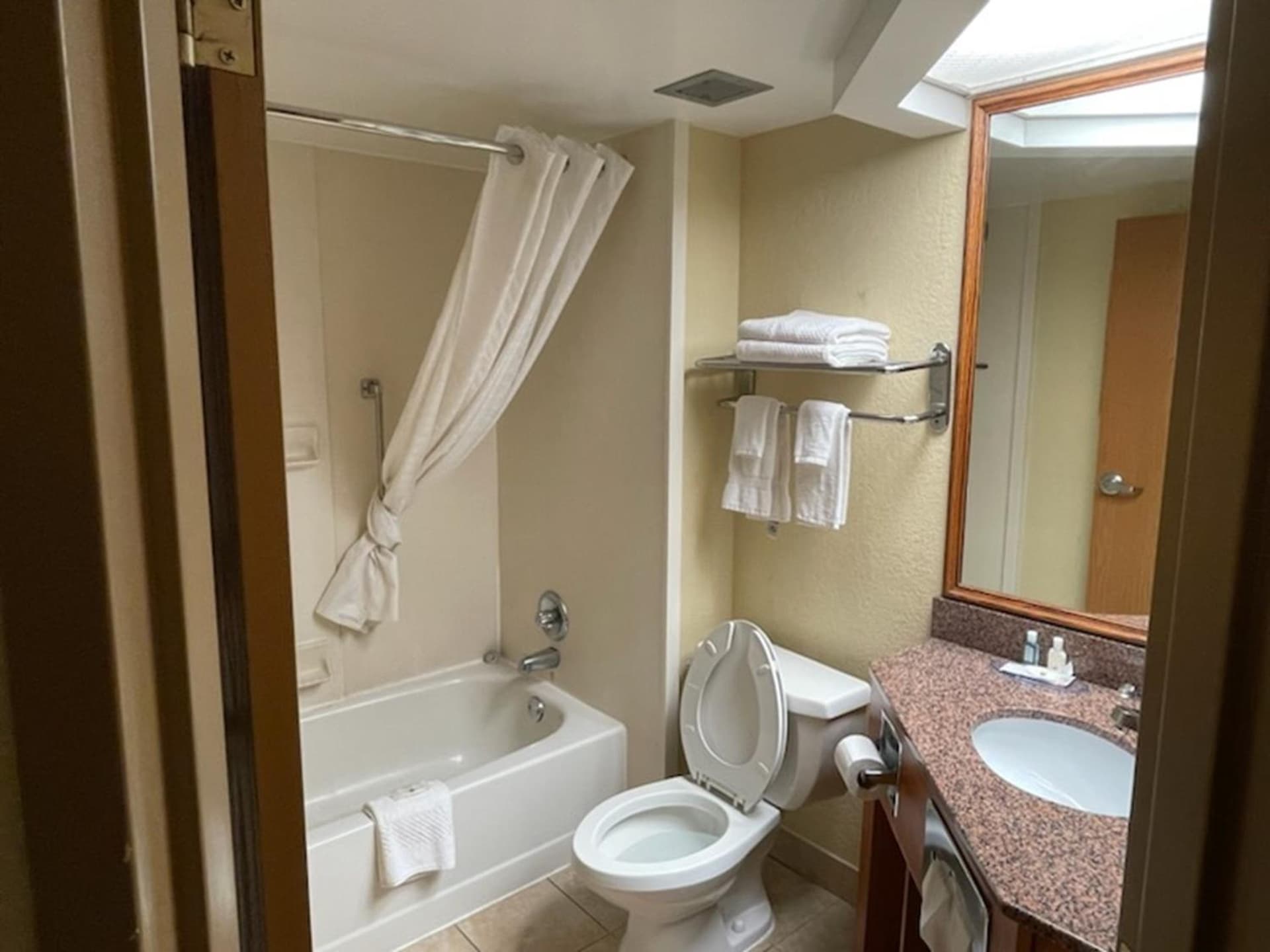 Quality Inn & Suites gallery photo in Saginaw, MI — image 34