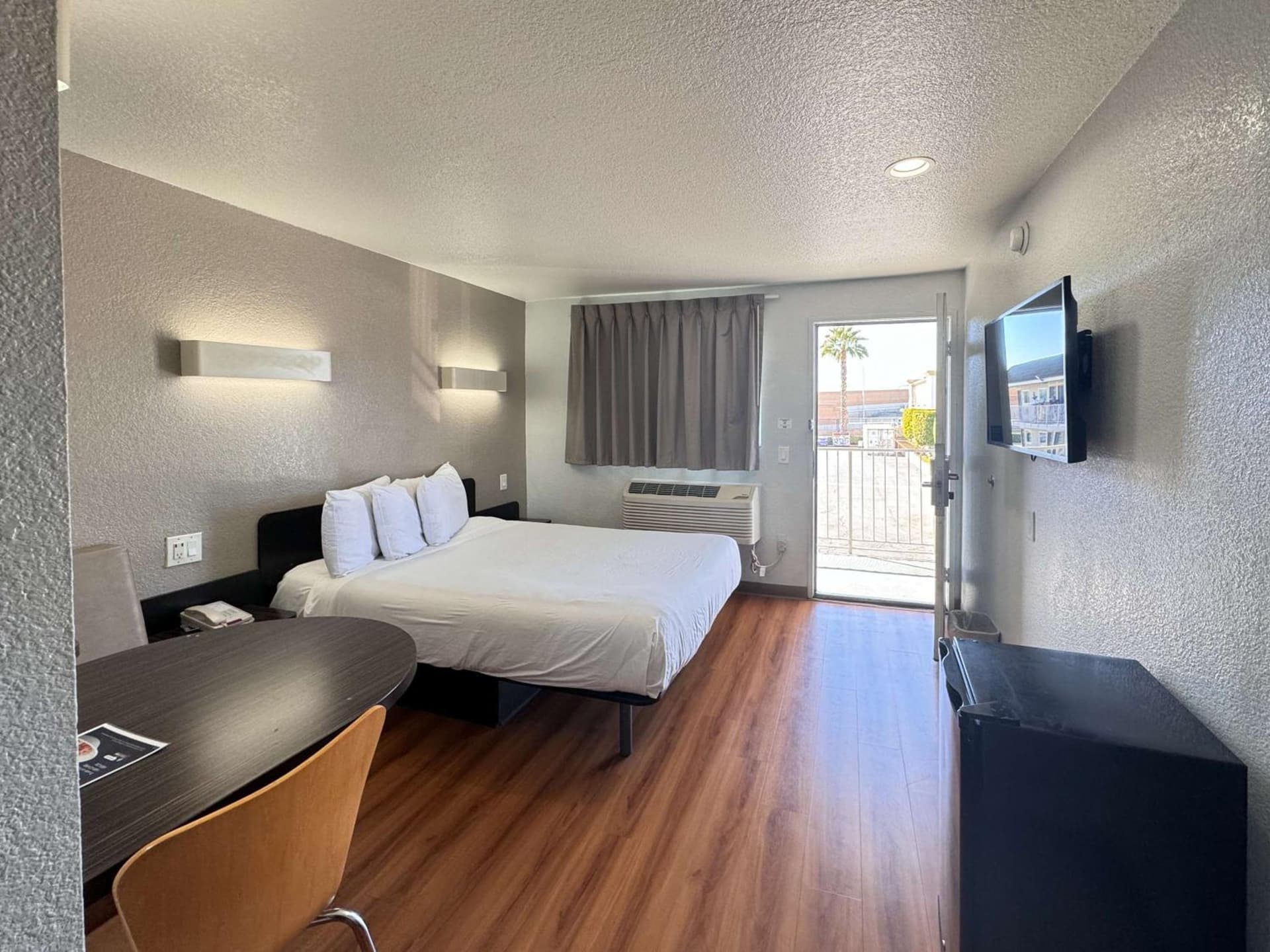 Motel 6 Ontario, CA - Airport interior in Ontario, CA — gallery photo 2