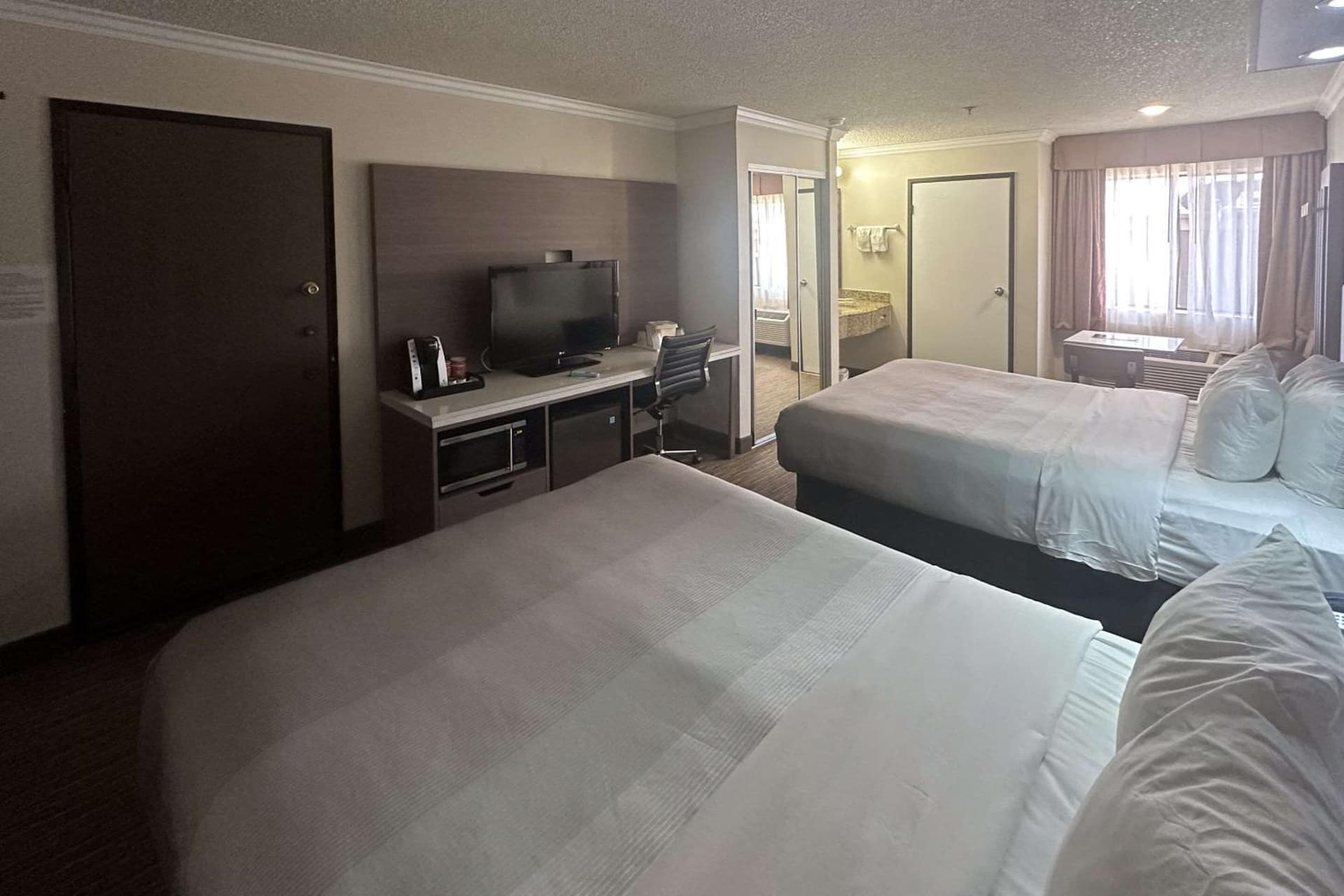 Quality Inn & Suites Los Angeles Airport - Stadium District gallery photo in Inglewood, CA — image 4