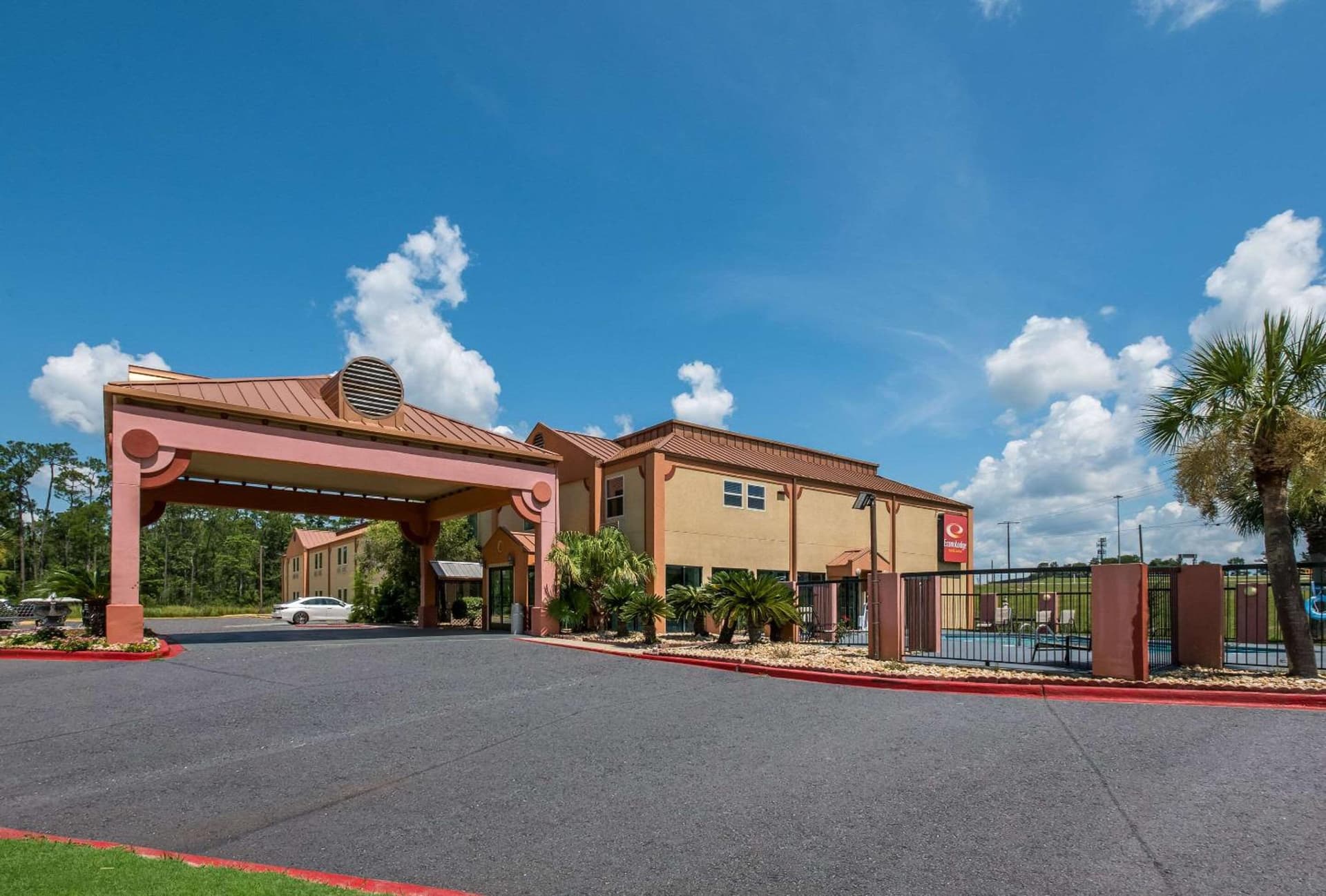 Econo Lodge Inn & Suites Diamondhead gallery photo in Diamondhead, MS — image 24