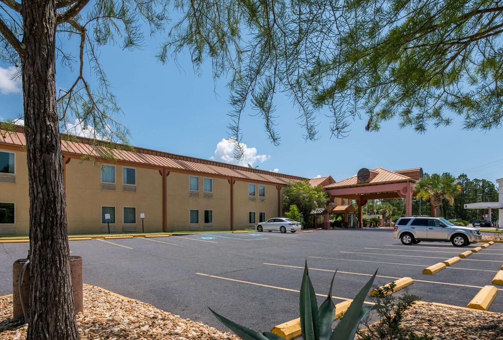 Econo Lodge Inn & Suites Diamondhead gallery photo in Diamondhead, MS — image 8