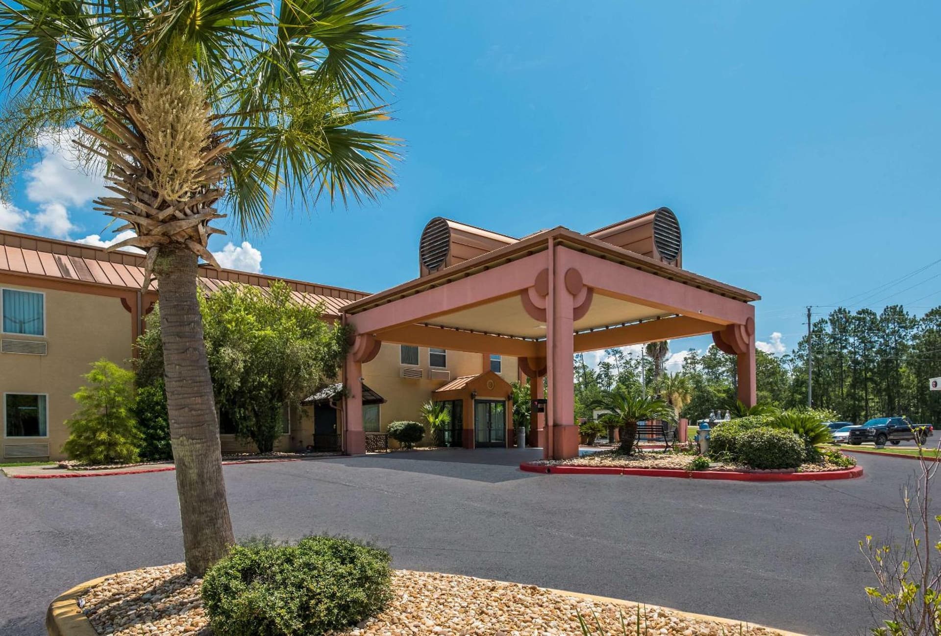 Econo Lodge Inn & Suites Diamondhead property views in Diamondhead, MS — gallery photo 3