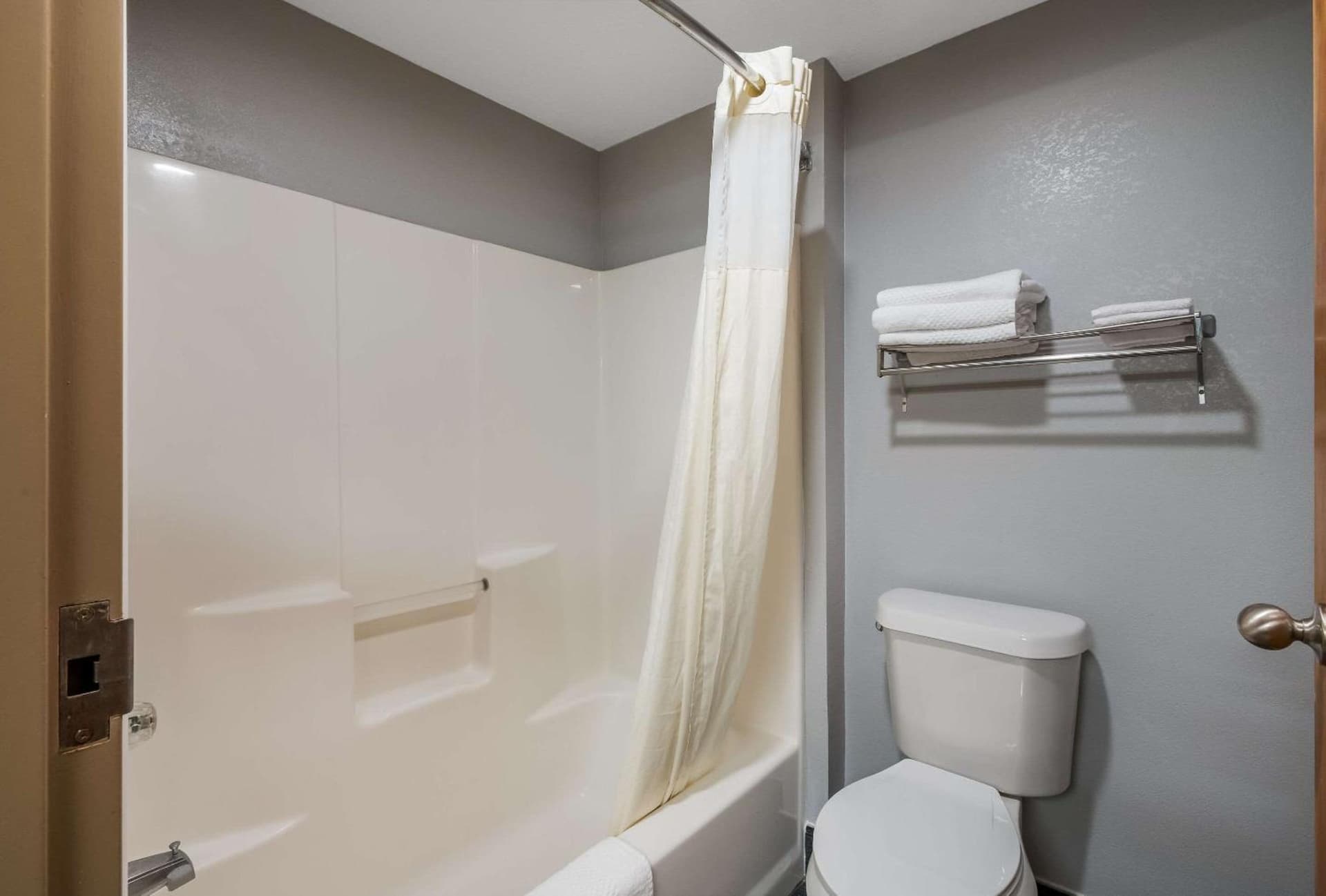 Econo Lodge Inn & Suites Diamondhead gallery photo in Diamondhead, MS — image 9