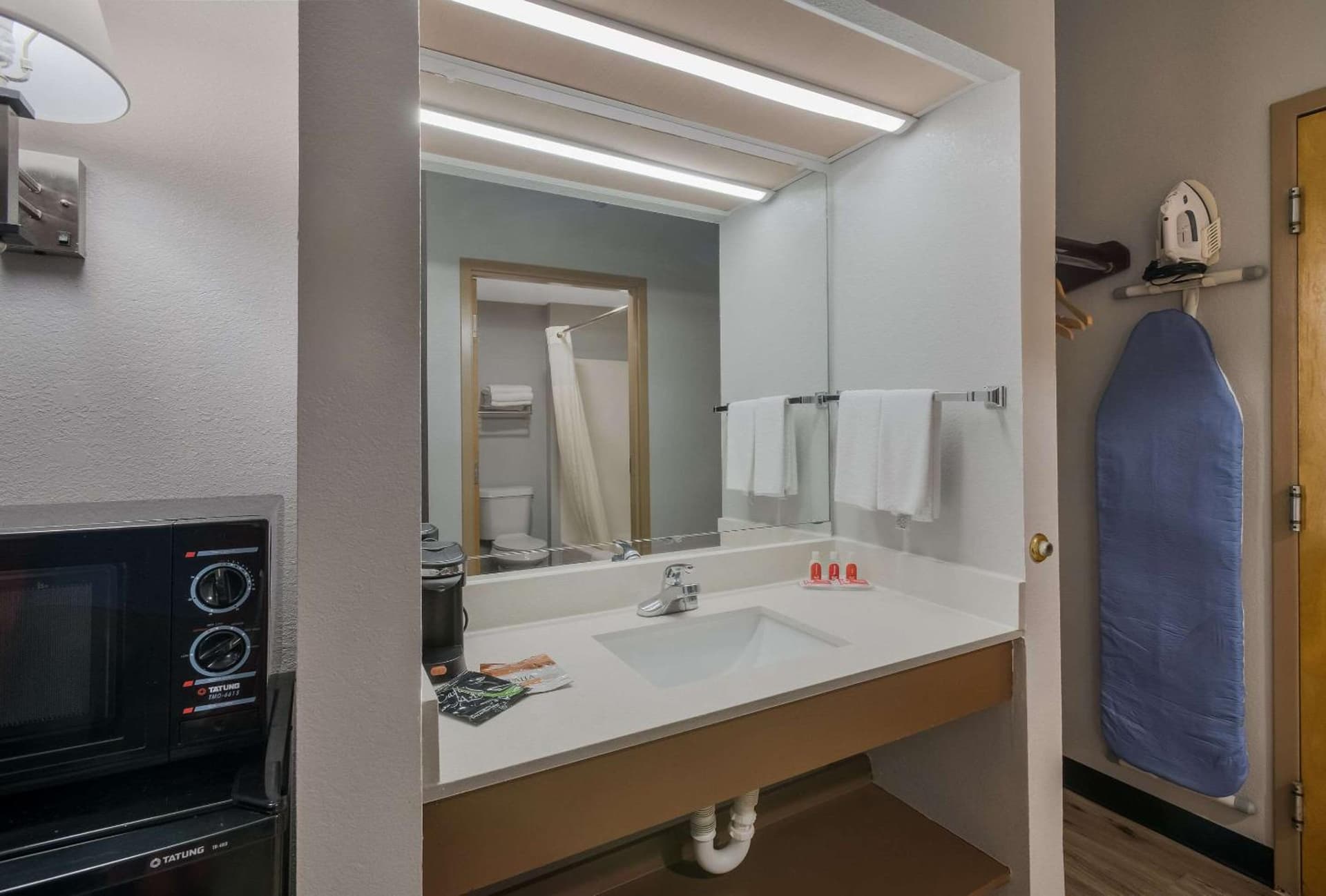 Econo Lodge Inn & Suites Diamondhead gallery photo in Diamondhead, MS — image 16