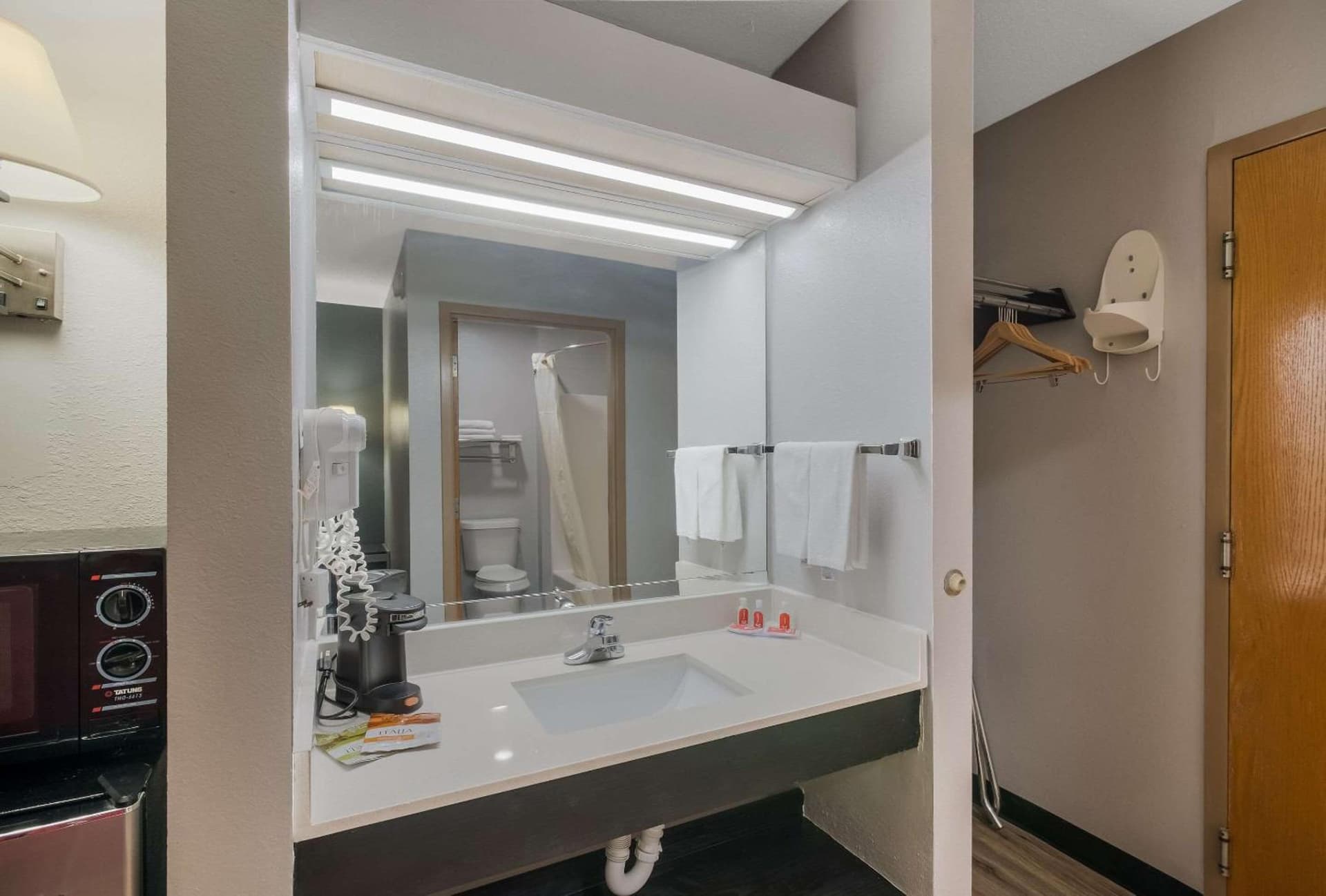 Econo Lodge Inn & Suites Diamondhead gallery photo in Diamondhead, MS — image 5