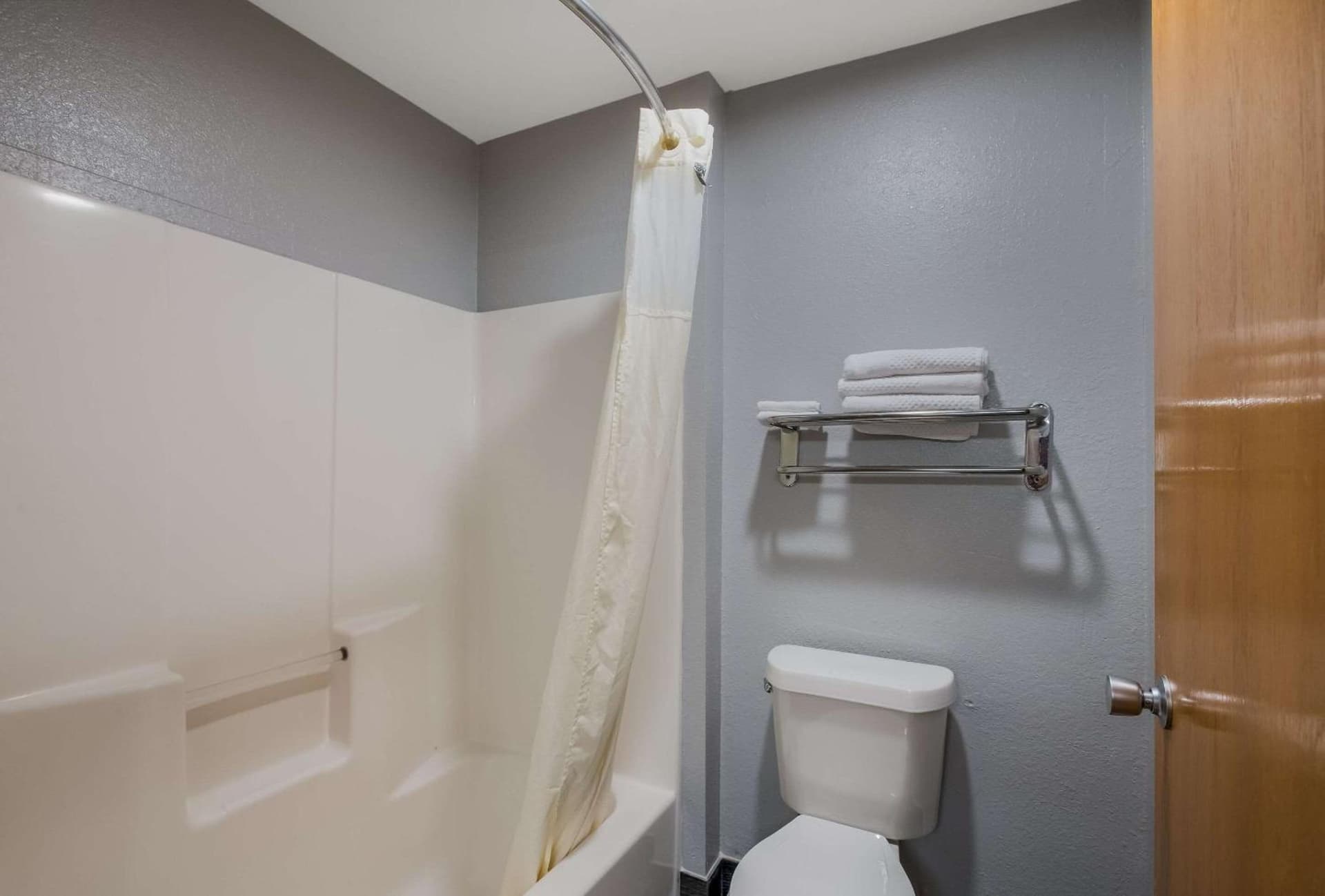 Econo Lodge Inn & Suites Diamondhead gallery photo in Diamondhead, MS — image 13