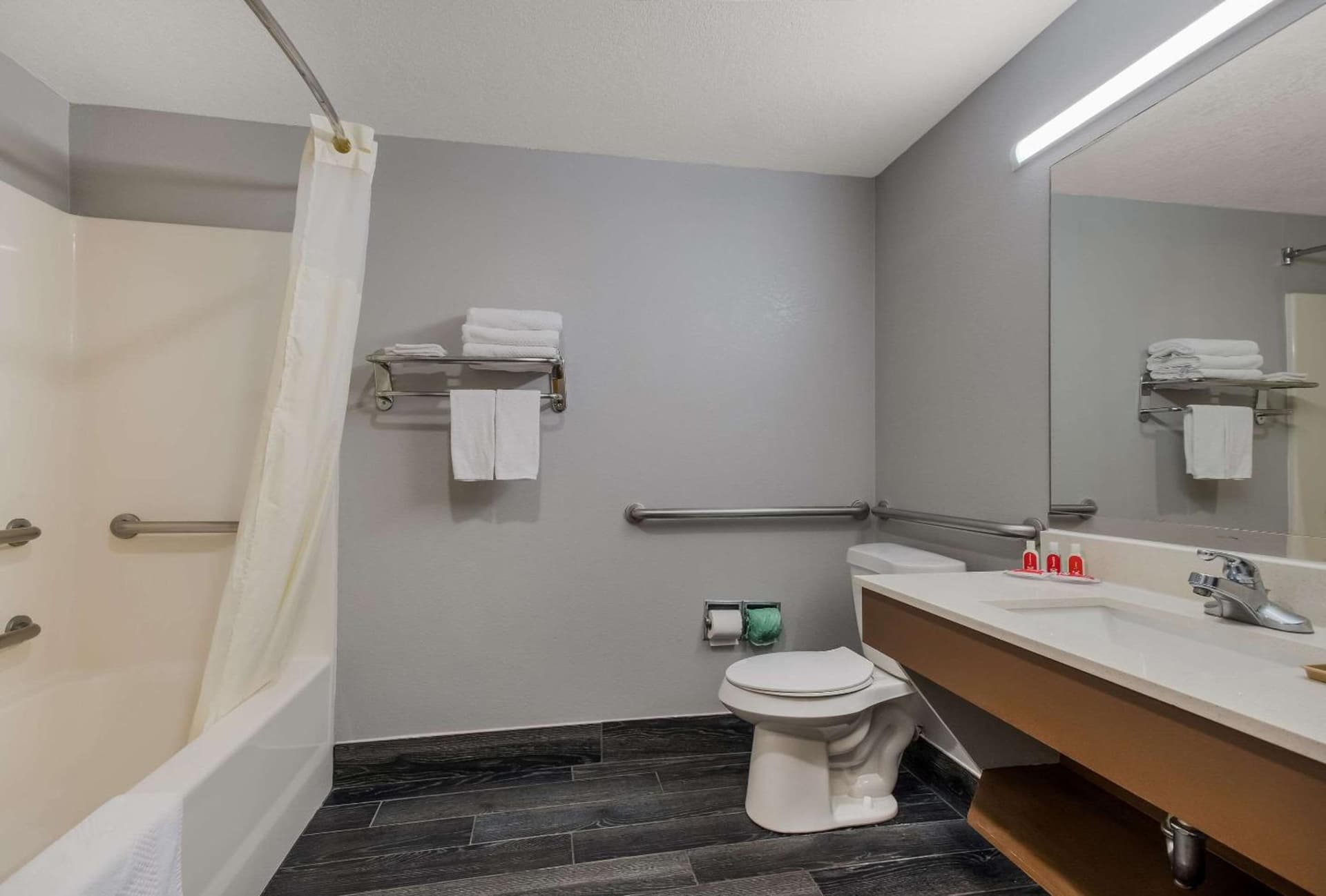 Econo Lodge Inn & Suites Diamondhead gallery photo in Diamondhead, MS — image 18