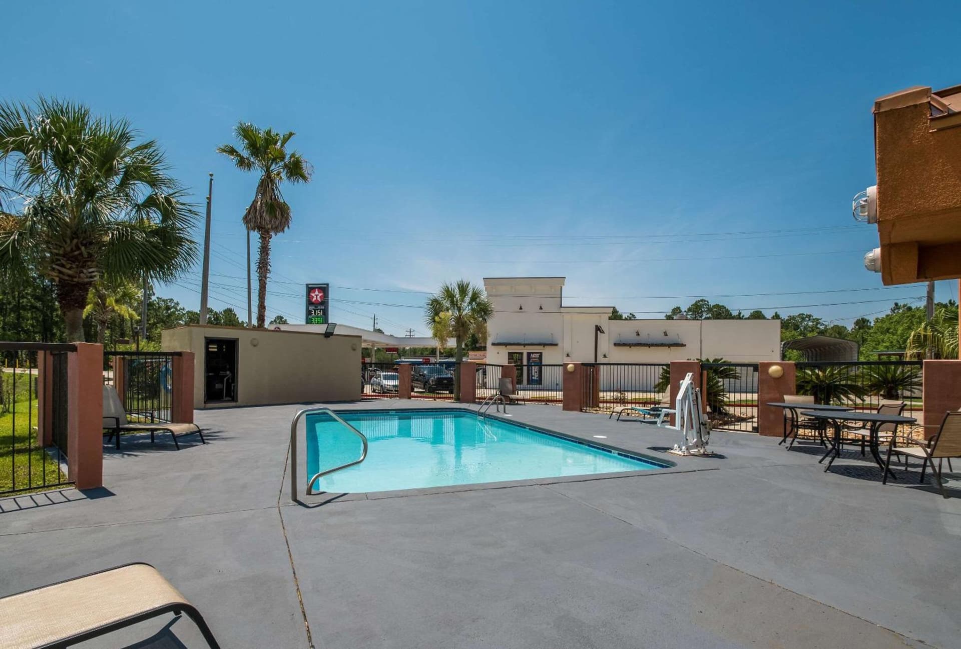 Econo Lodge Inn & Suites Diamondhead gallery photo in Diamondhead, MS — image 30