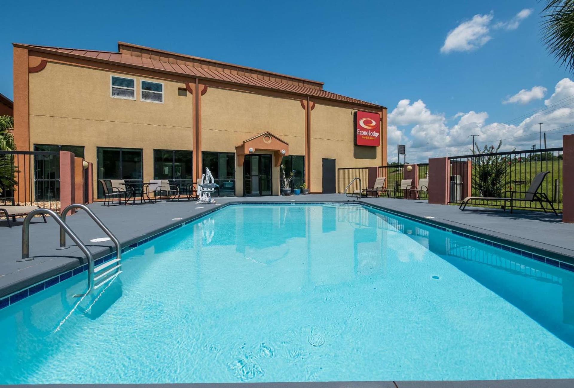 Econo Lodge Inn & Suites Diamondhead gallery photo in Diamondhead, MS — image 29