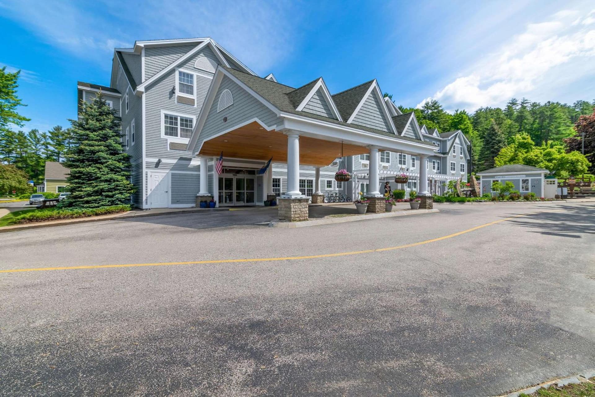 Comfort Inn & Suites North Conway featured exterior or lobby in North Conway, NH — similar hotel