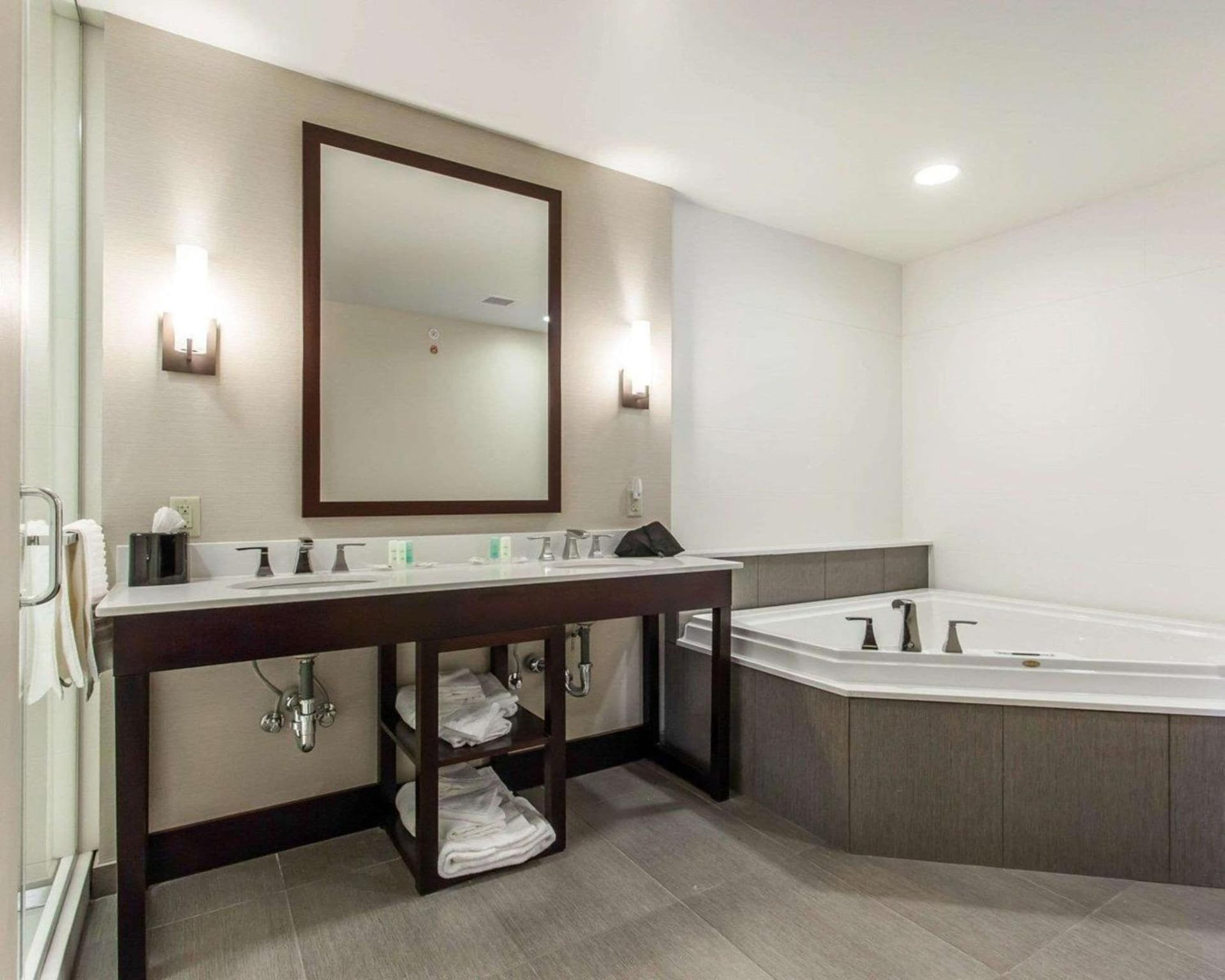 Comfort Suites-Youngstown North gallery photo in Youngstown, OH — image 49