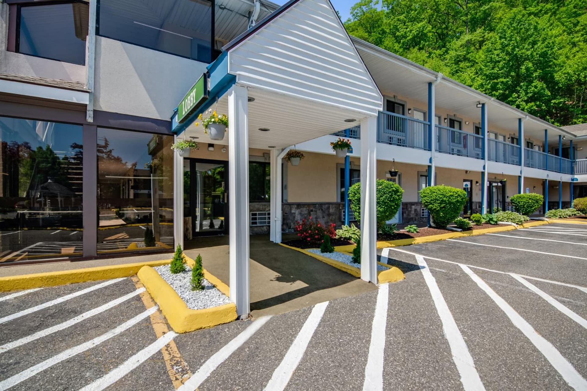 Americas Best Value Inn Torrington, CT interior in Torrington, CT — gallery photo 2