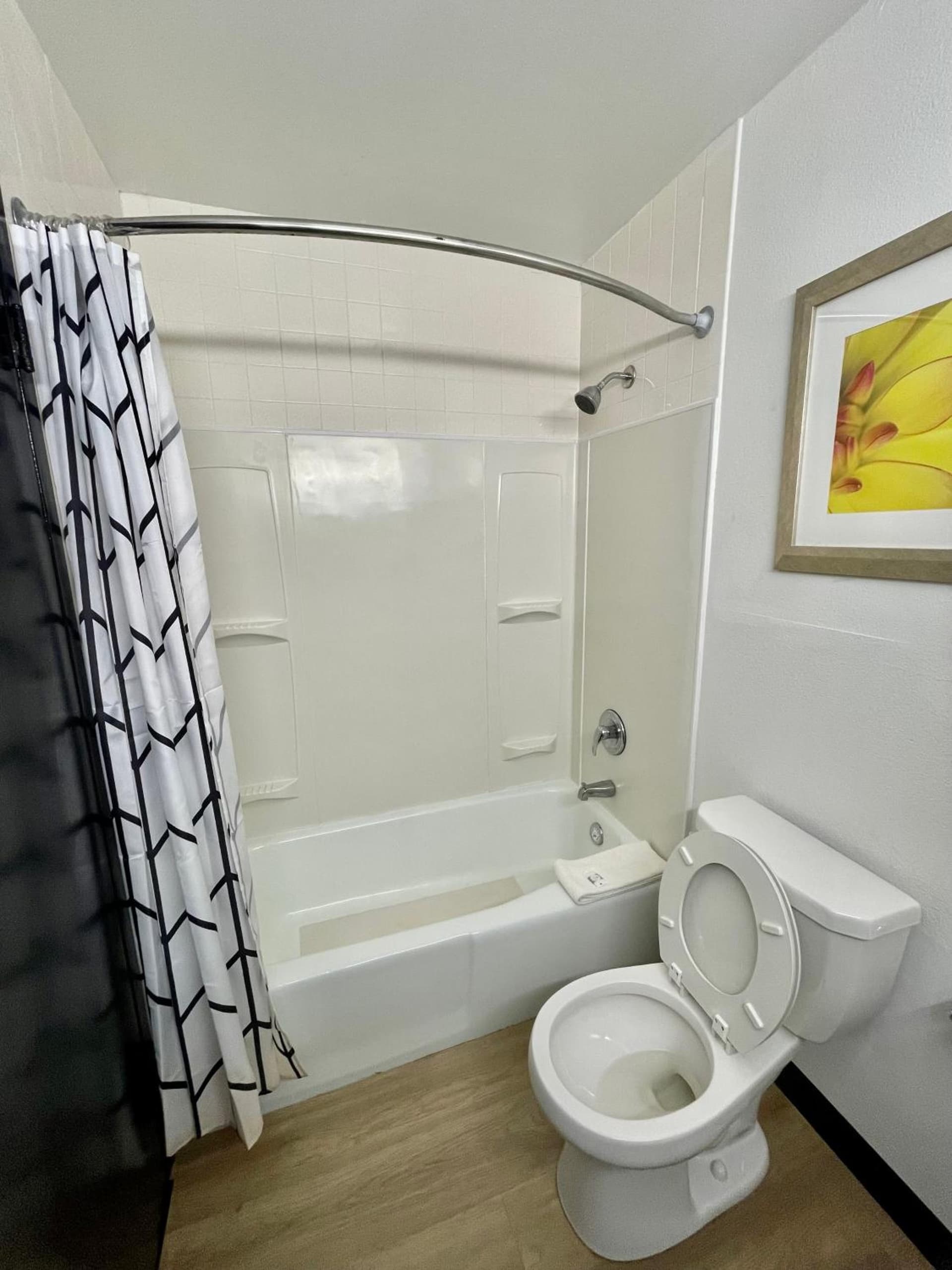 Days Inn by Wyndham Erie property views in Erie, PA — gallery photo 3