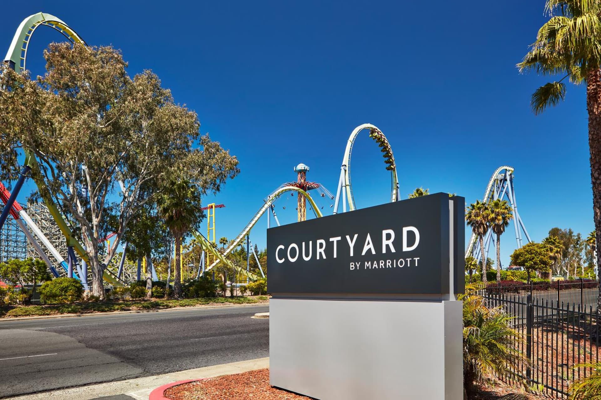 Courtyard Vallejo Napa Valley interior in Vallejo, CA — gallery photo 2