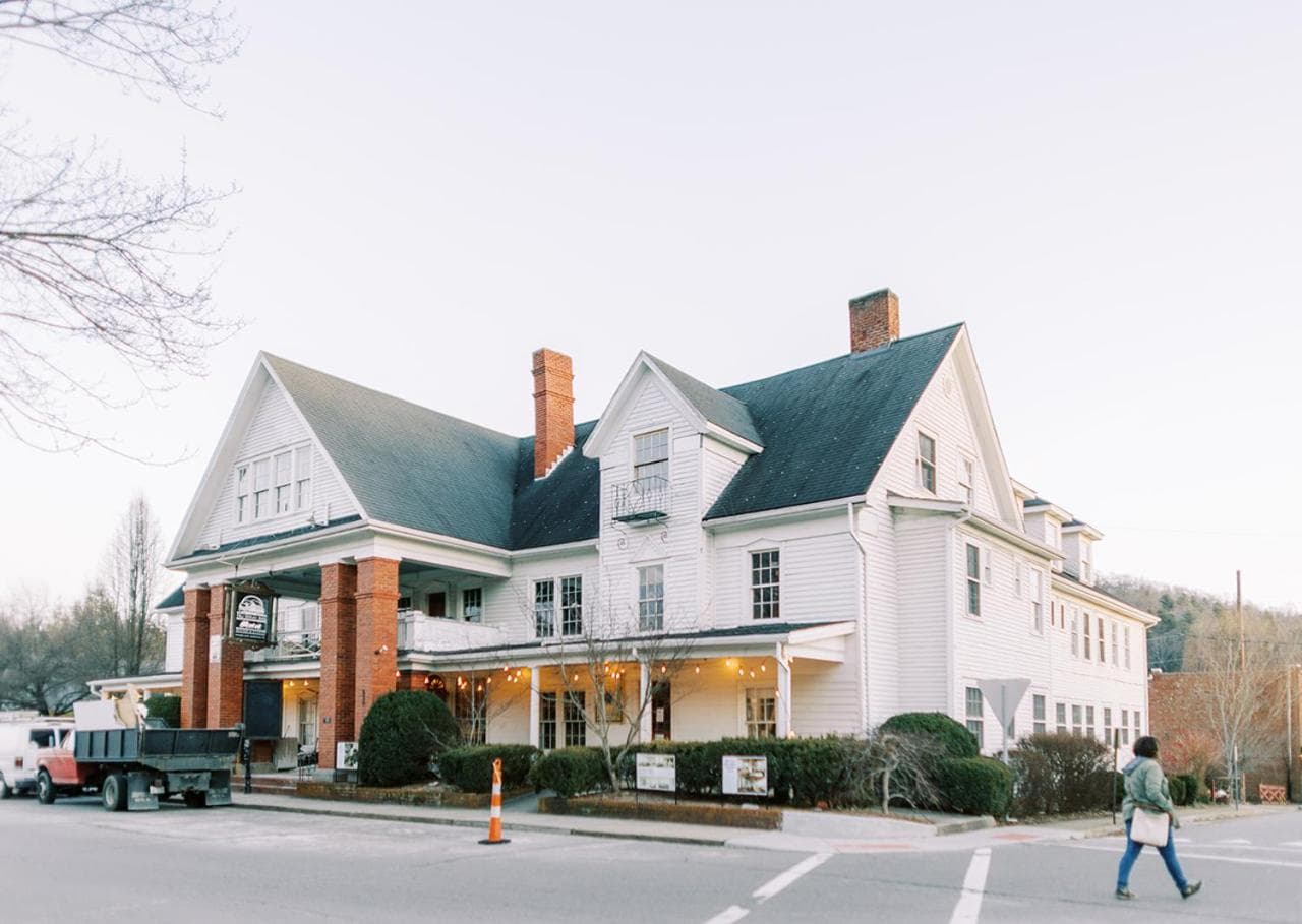 The NuWray Hotel & Carriage House — hotel in Burnsville, North Carolina