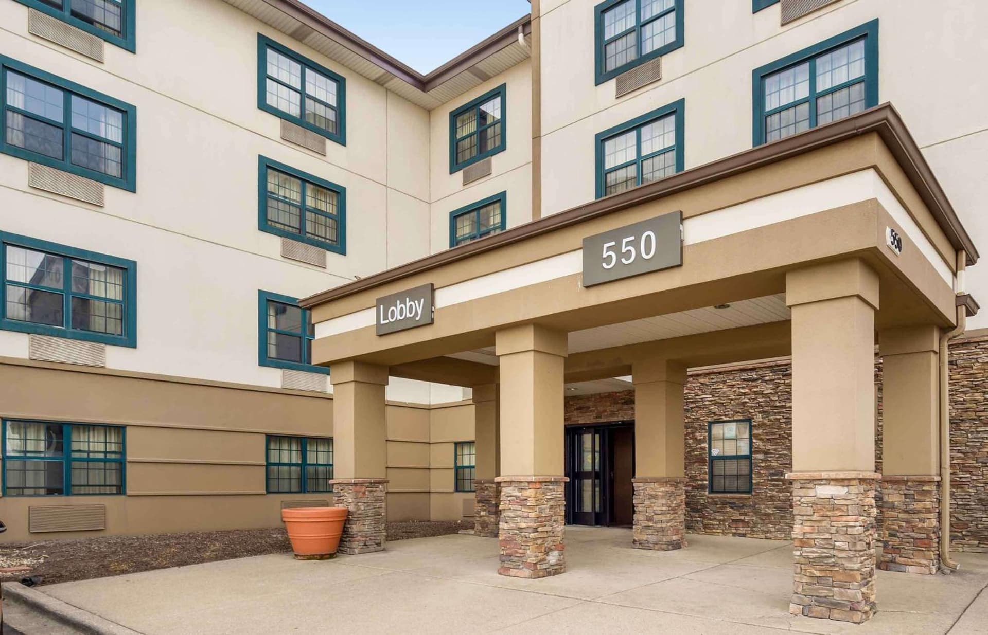 Extended Stay America Suites - Chicago - Elmhurst - O'Hare interior in Elmhurst, IL — gallery photo 2